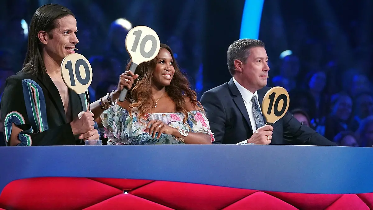 Die Jury: Jorge Gonzalez (l.), Motsi Mabuse und Joachim Llambi vergibt für den Contemporary von Giovanni Zarrella und Marta Arndt 30 Punkte           Verwendung der Bilder für Online-Medien ausschließlich mit folgender Verlinkung:"Alle Infos zu "Let´s Dance" im Special bei RTL.de: http://www.rtl.de/cms/sendungen/lets-dance.html