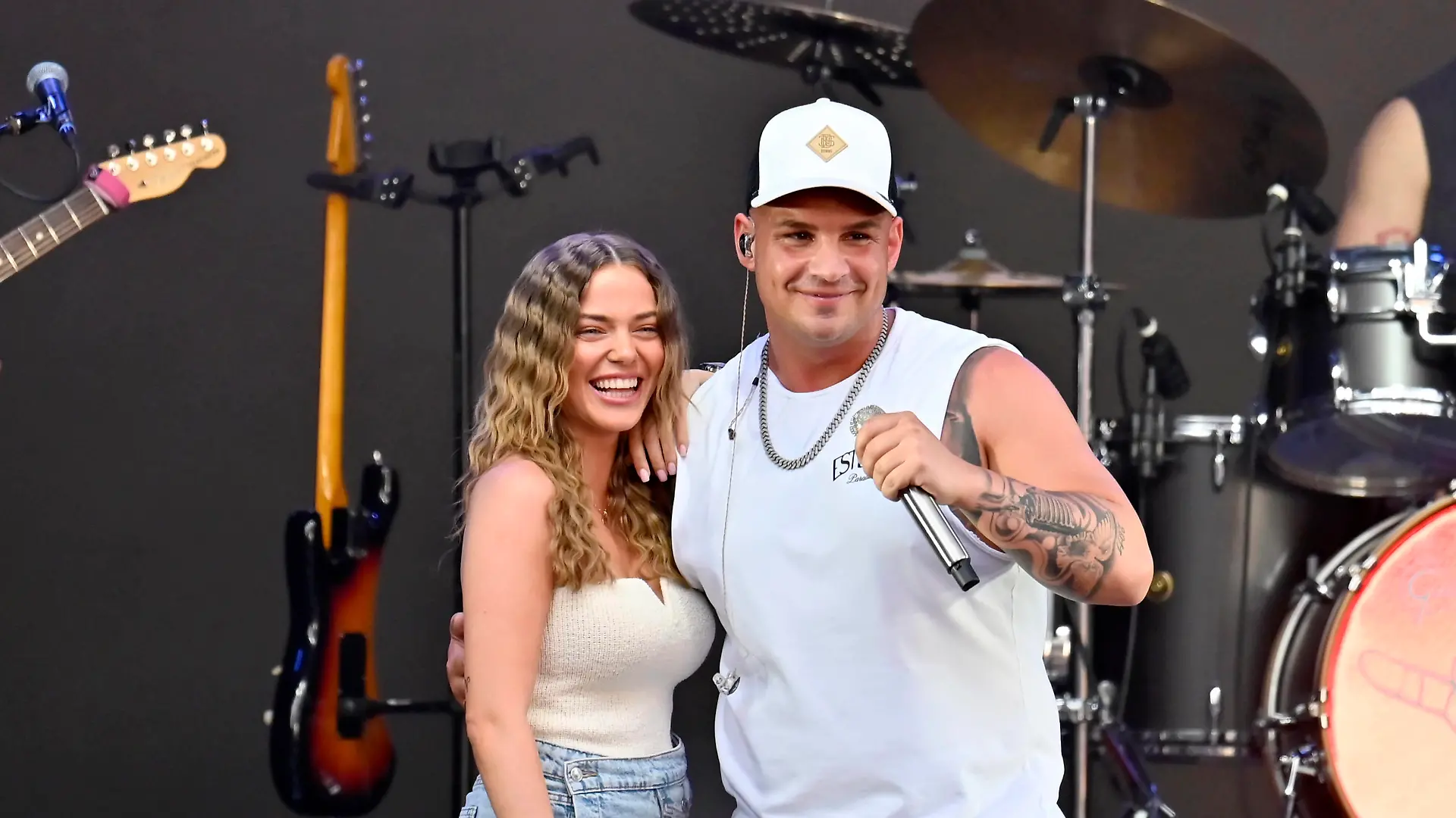 Influencerin Laura Maria Rypa und Sänger Pietro Lombardi bei seinem Konzert im Rahmen des BonnLive OpenAir am Telekom Campus in Bonn-Beuel. Bonn, 16.06.2023 NRW Deutschland *** Influencer Laura Maria Rypa and singer Pietro Lombardi at his concert during the BonnLive OpenAir at the Telekom Campus in Bonn Beuel Bonn, 16 06 2023 NRW Germany Copyright: xDwixAnoraganingrumx