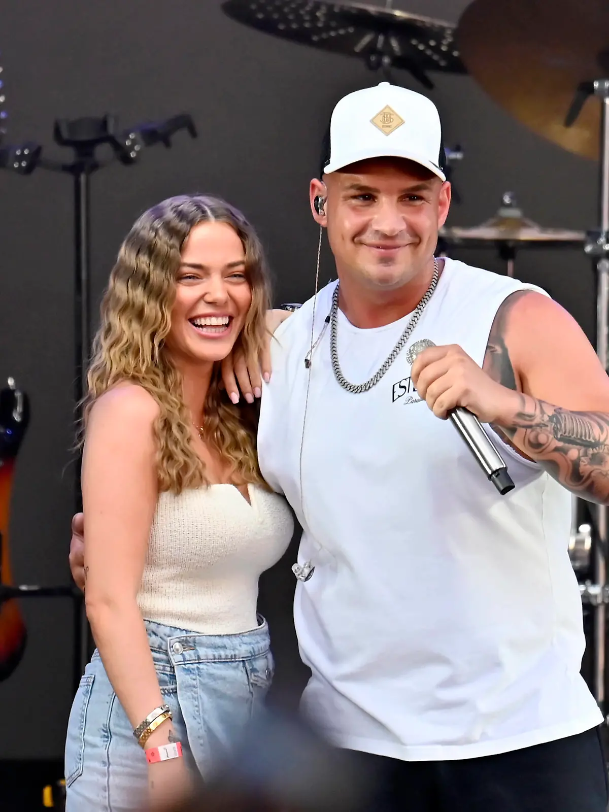 Influencerin Laura Maria Rypa und Sänger Pietro Lombardi bei seinem Konzert im Rahmen des BonnLive OpenAir am Telekom Campus in Bonn-Beuel. Bonn, 16.06.2023 NRW Deutschland *** Influencer Laura Maria Rypa and singer Pietro Lombardi at his concert during the BonnLive OpenAir at the Telekom Campus in Bonn Beuel Bonn, 16 06 2023 NRW Germany Copyright: xDwixAnoraganingrumx