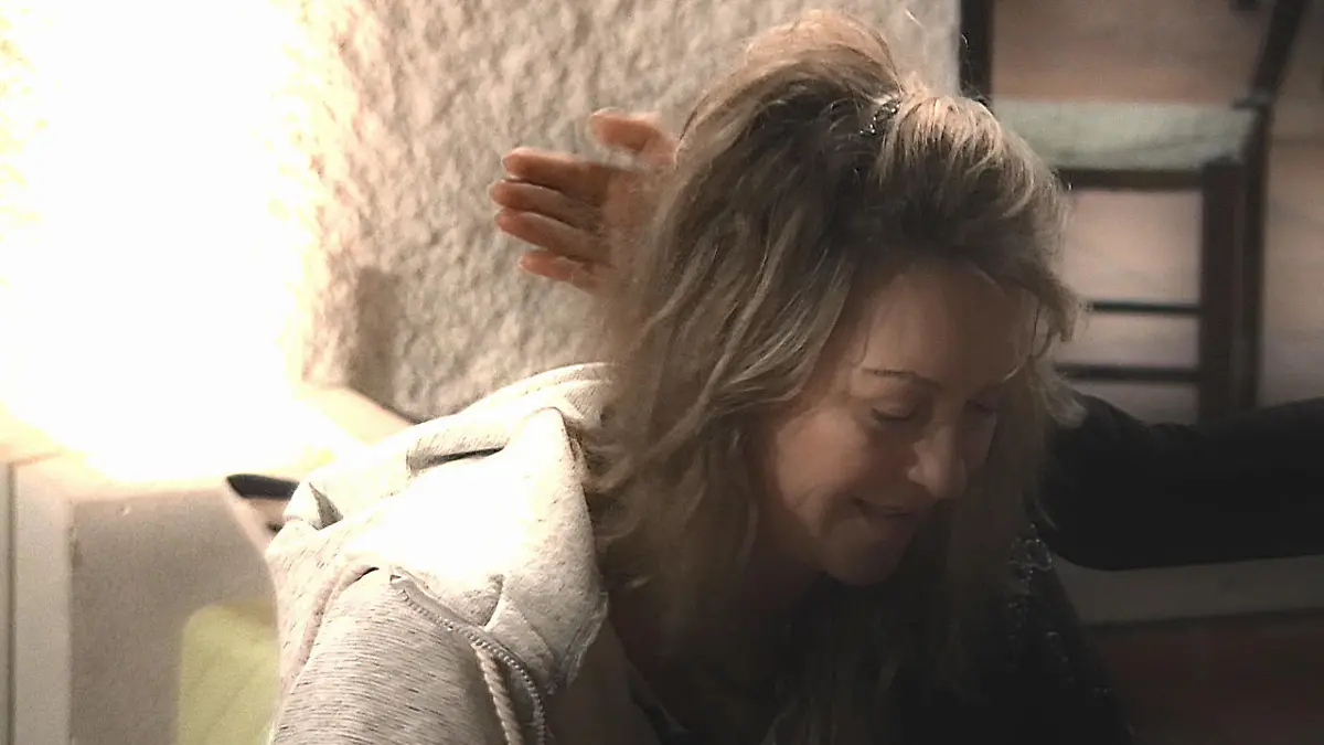 Schlag auf den Kopf Yvonne und Giulia.jpg