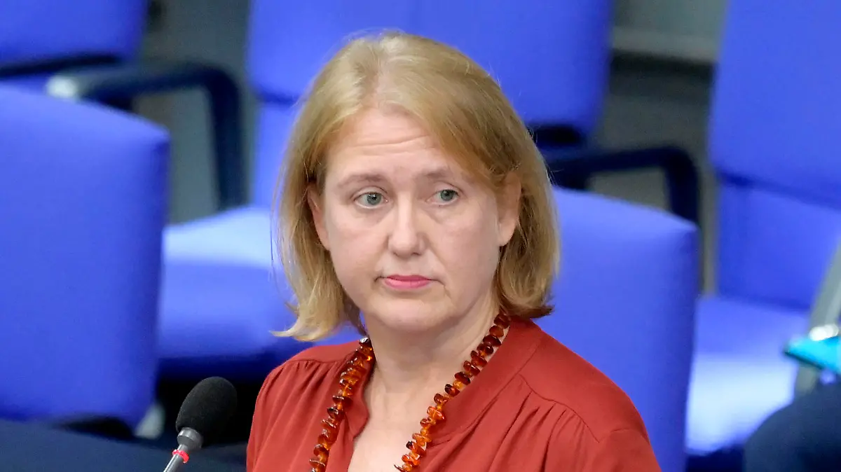 Rede und Antwort: Familienministerin Lisa Paus in der 56. Sitzung des Deutschen Bundestages im Reichstagsgebäude in Berlin

/ 280922

*** Session of the Federal Parliament Bundestag, Berlin, Germany - 28 Sep 2022 ***