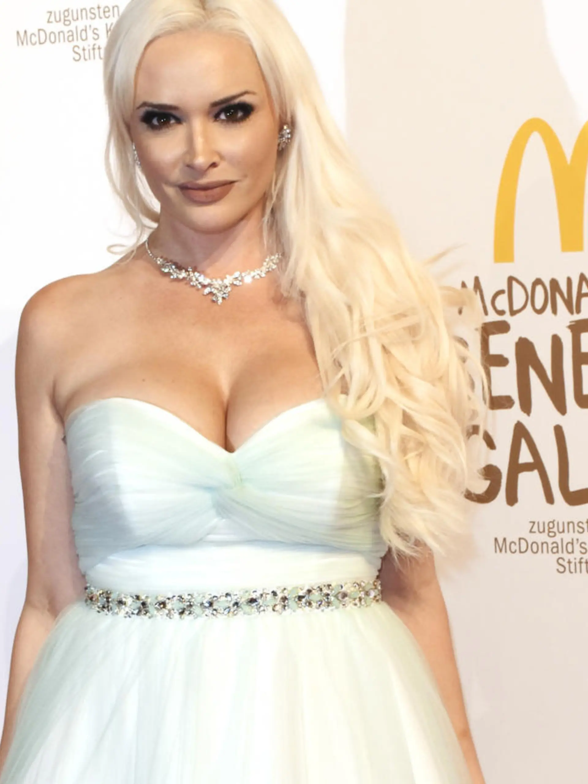 Daniela Katzenberger hat für ihr Kleid viel Kritik einstecken müssen