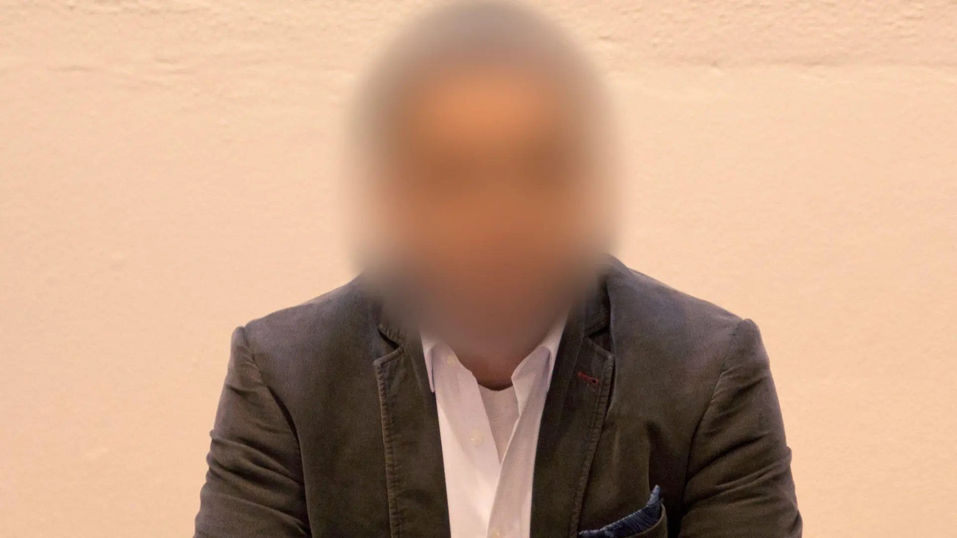 28.09.2018, Sachsen-Anhalt, Magdeburg: Der angeklagte Arzt sitzt vor Prozessbeginn auf der Anklagebank. Der Angeklagte muss sich unter anderem wegen Vergewaltigung mit Todesfolge verantworten. Dem 42 Jahre alte Mediziner aus Halberstadt werden seit September 2015 insgesamt zehn Taten zur Last gelegt. Foto: Johannes Stein/dpa-Zentralbild/dpa +++ dpa-Bildfunk +++