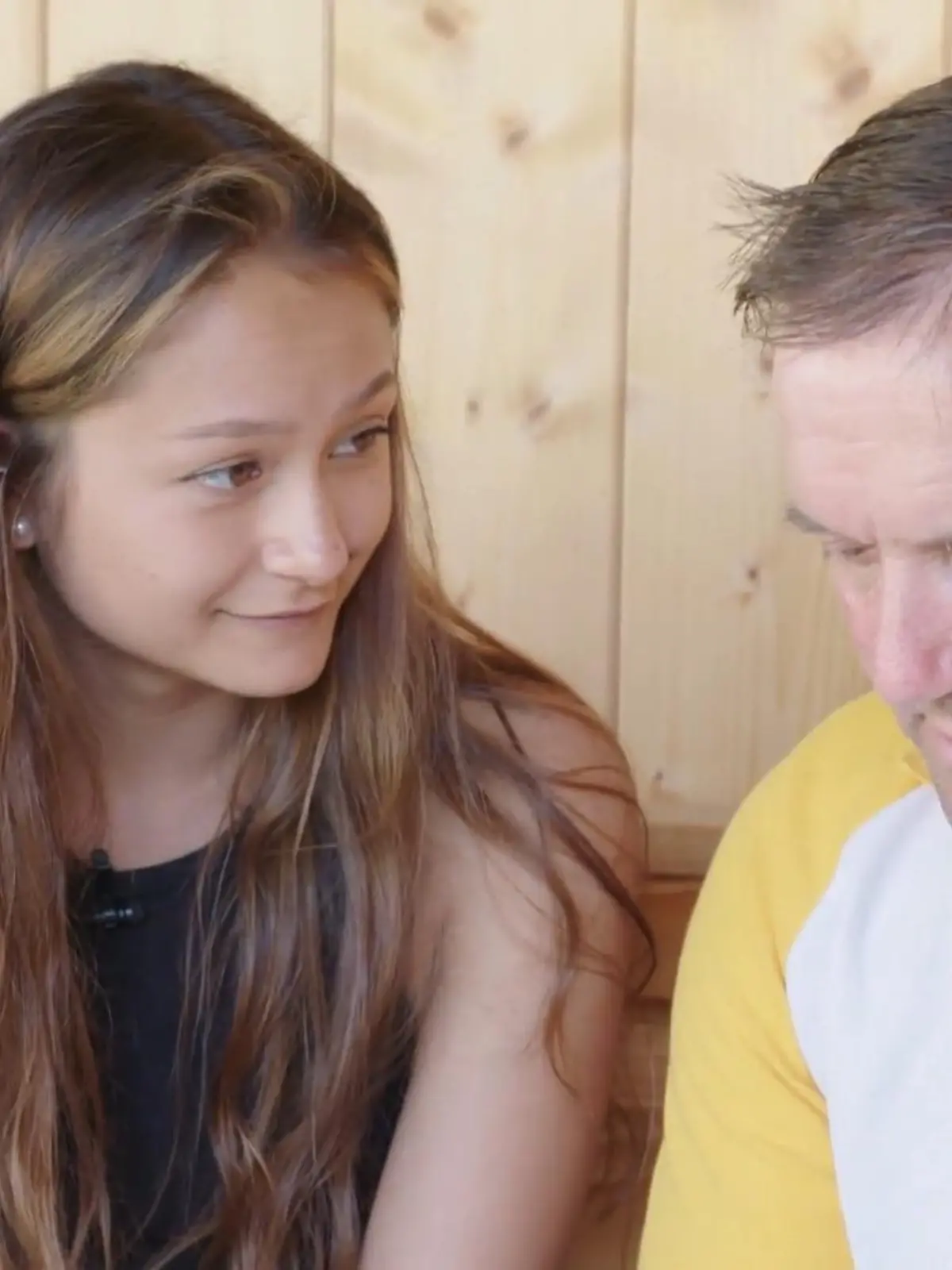 Bild zu: "Narumols Tochter Jenny hilft Josef beim Antrag"