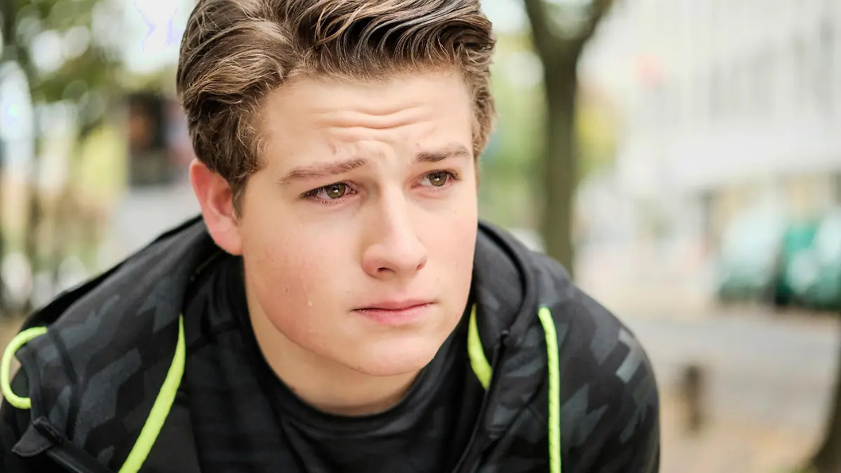 Während die Familie im Krankenhaus um Tills Leben bangt, steht Conor (Moritz Bäckerling) unter Schock: Wird sein Vater den Sturz überleben?