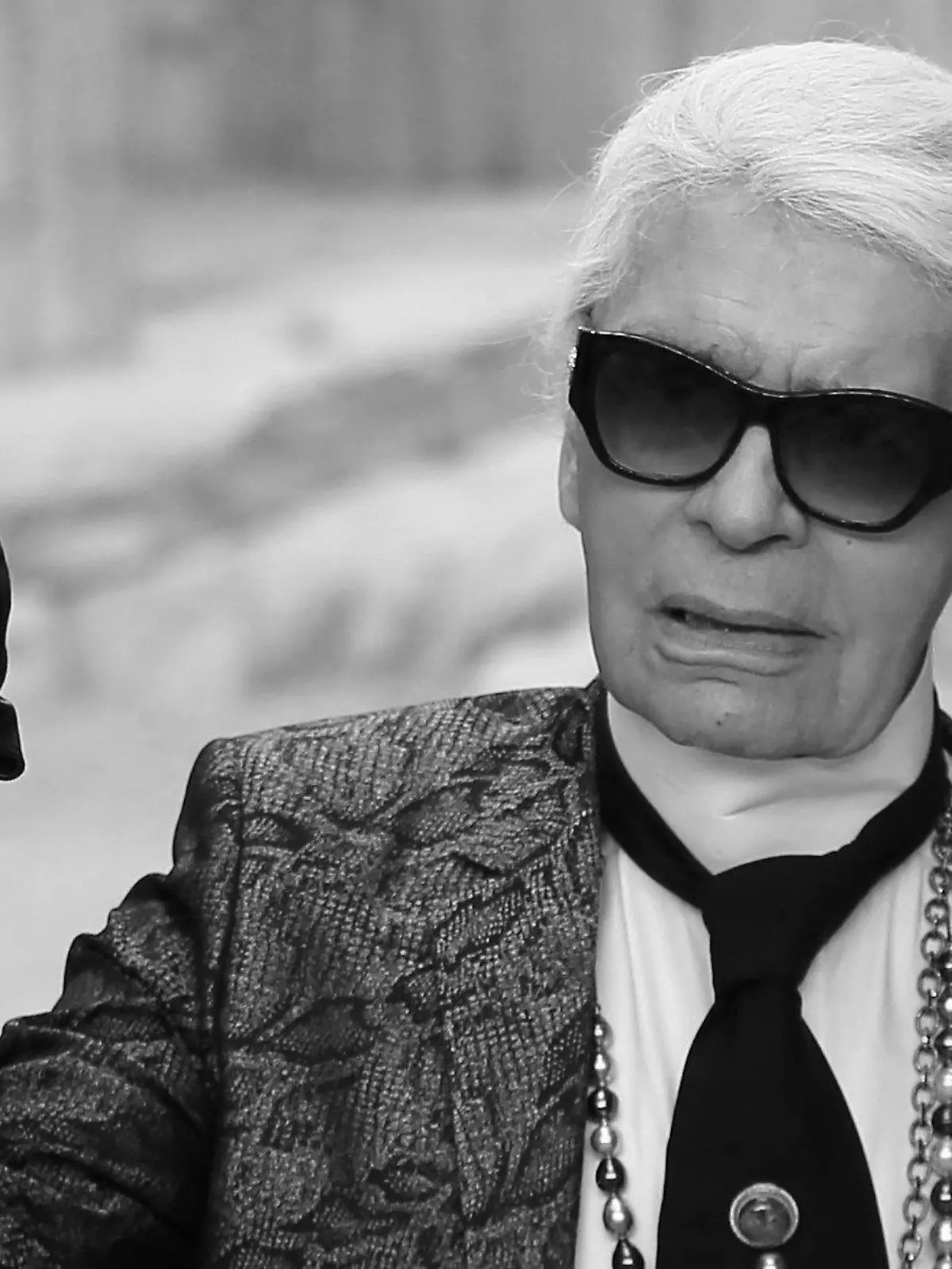 ARCHIV - Der Modedesigner Karl Lagerfeld, aufgenommen am 03.05.2017 in Paris (Frankreich) bei der Präsentation einer Chanel-Damen-Kollektion. Modeschöpfer Karl Lagerfeld hat mit polemischer Kritik an der Flüchtlingspolitik von Kanzlerin Angela Merkel (CDU) Wirbel in seiner Wahlheimat Frankreich ausgelöst. Foto: Francois Mori/AP/dpa +++(c) dpa - Bildfunk+++