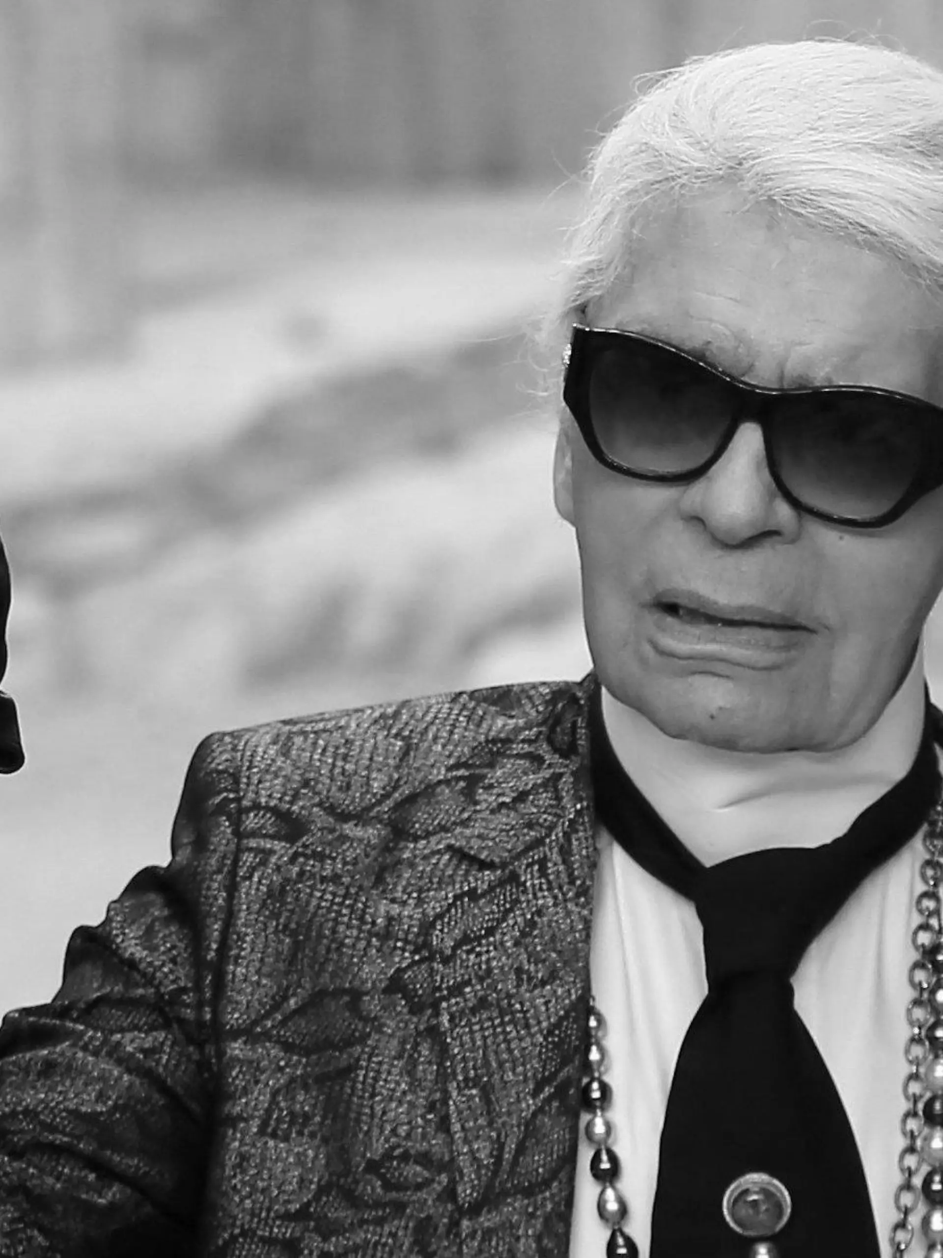 ARCHIV - Der Modedesigner Karl Lagerfeld, aufgenommen am 03.05.2017 in Paris (Frankreich) bei der Präsentation einer Chanel-Damen-Kollektion. Modeschöpfer Karl Lagerfeld hat mit polemischer Kritik an der Flüchtlingspolitik von Kanzlerin Angela Merkel (CDU) Wirbel in seiner Wahlheimat Frankreich ausgelöst. Foto: Francois Mori/AP/dpa +++(c) dpa - Bildfunk+++