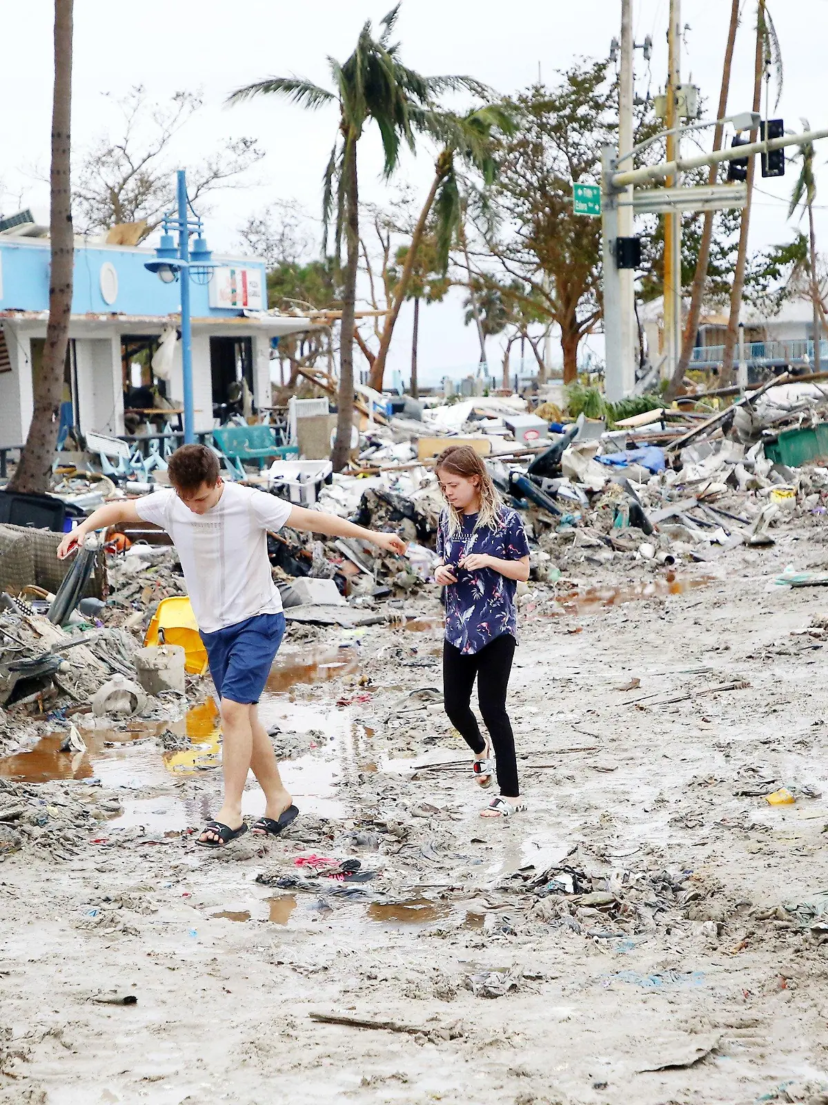 September 29, 2022, Fort Myers Beach, FLORIDA, USA: Jake Moses, 19, left, and Heather Jones, 18, of Fort Myers, explore a section of destroyed businesses at Fort Myers Beach on Thursday, Sep. 29, 2022. The community was mostly destroyed after Hurricane Ian made landfall on Wednesday. (Credit Image: © Douglas R. Clifford/Tampa Bay Times via ZUMA Press Wire) / action press