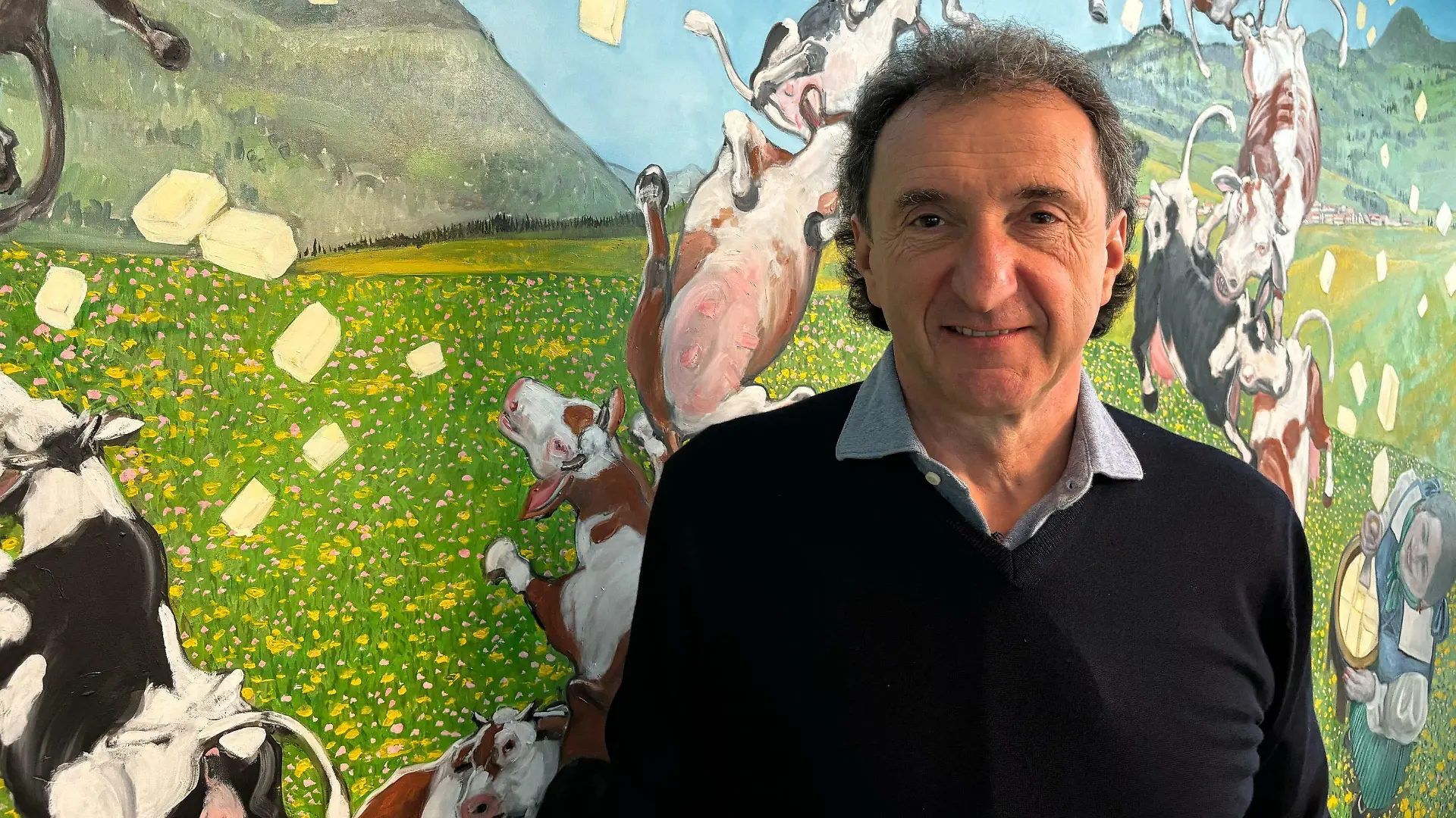 23.02.2024, Italien, Zanè: Der Geschäftsführer des Molkerei-Unternehmens Brazzale AG, Roberto Brazzale, steht in seinem Firmensitz vor einem Bild. (zu dpa: «Molkerei-Chef in Italien stellt nur Mitarbeiter über 60 ein») Foto: Robert Messer/dpa +++ dpa-Bildfunk +++
