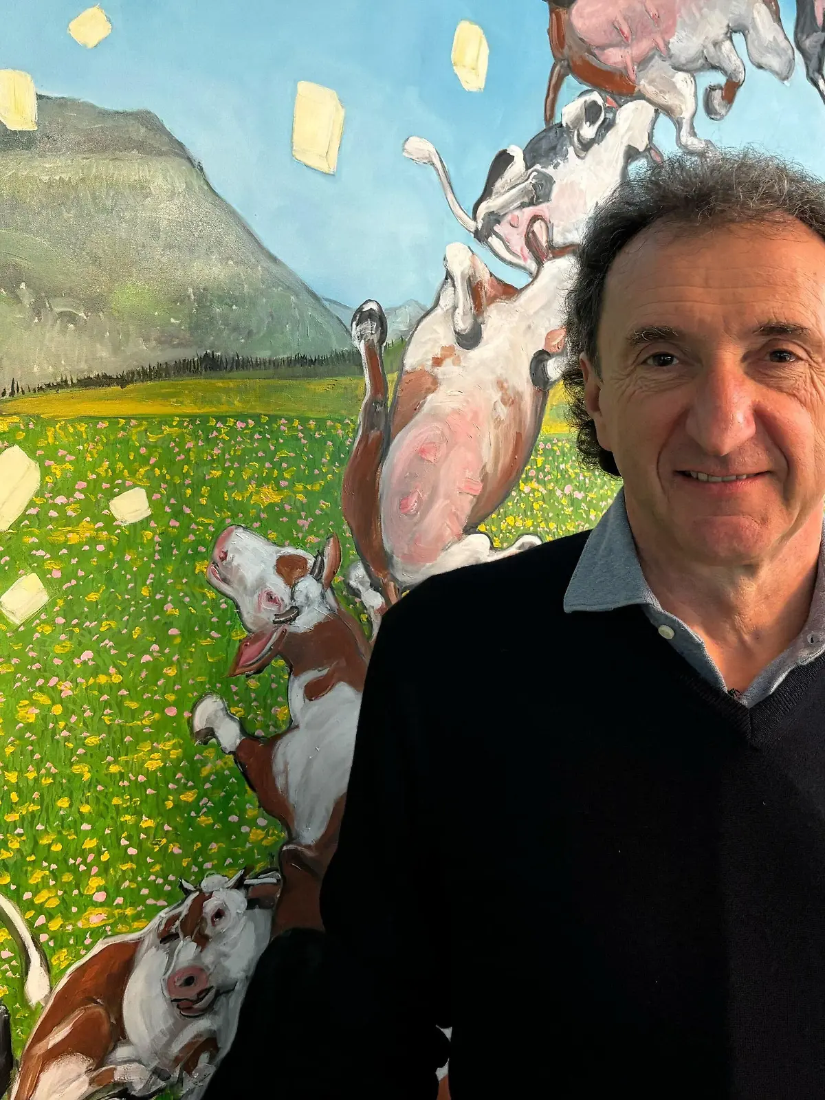 23.02.2024, Italien, Zanè: Der Geschäftsführer des Molkerei-Unternehmens Brazzale AG, Roberto Brazzale, steht in seinem Firmensitz vor einem Bild. (zu dpa: «Molkerei-Chef in Italien stellt nur Mitarbeiter über 60 ein») Foto: Robert Messer/dpa +++ dpa-Bildfunk +++