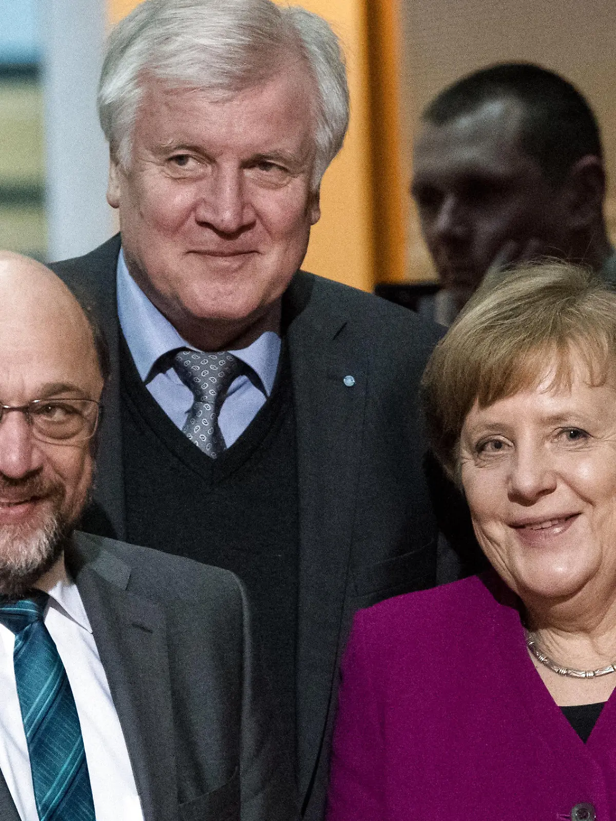 dpatopbilder - 02.02.2018, Berlin: Martin Schulz (l-r), Vorsitzender der Sozialdemokratischen Partei Deutschlands (SPD), Horst Seehofer, Ministerpräsident von Bayern und Vorsitzender der Christlich Sozialen Union (CSU), und Angela Merkel, Bundeskanzlerin und Vorsitzende der Christlich Demokratischen Union (CDU), kommen zur Hauptverhandlungsrunde der Koalitionsverhandlungen von CDU, CSU und SPD in der SPD-Parteizentrale, dem Willy-Brandt-Haus. Foto: Bernd von Jutrczenka/dpa +++ dpa-Bildfunk +++