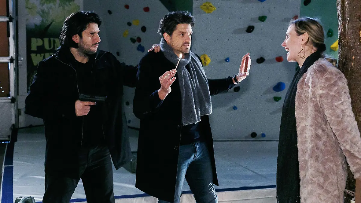 Maximilian (Franciso Medina, l.) versucht Vincent (Daniel Buder) zu überwältigen und Isabelle (Ania Niedieck) zu befreien...