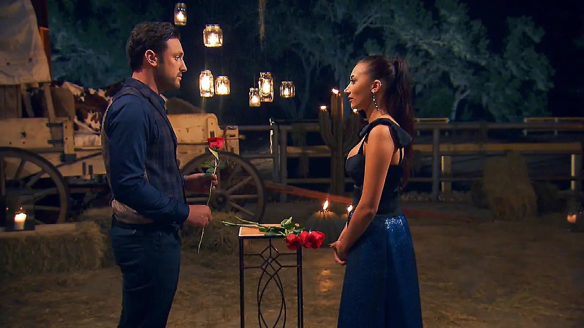 Samira bekommt auch in der sechsten Nacht eine Rose von Daniel.