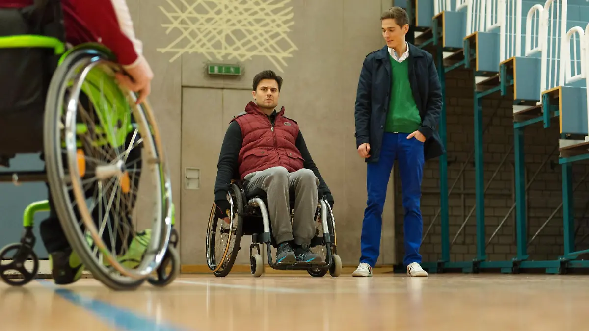 Ringo (Timothy Boldt, r.) versucht Paco (Milos Vukovic) mit einem Rollstuhl-Basketball-Spiel abzulenken, doch Paco zeigt sich zunächst skeptisch...