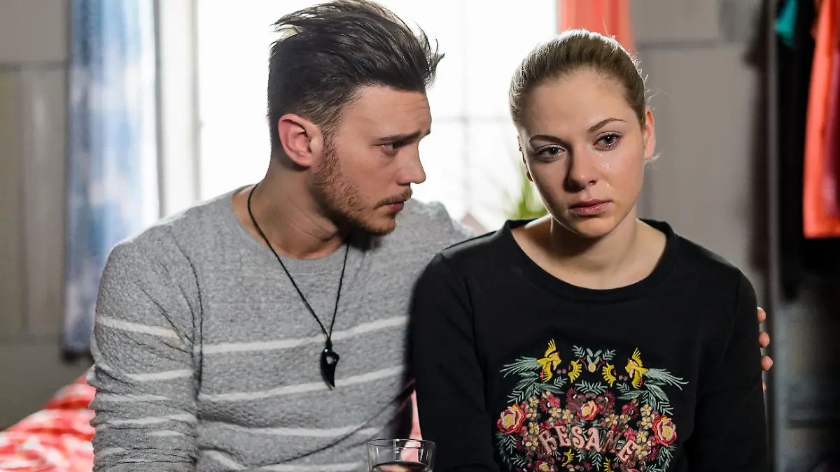 Marie (Cheyenne Pahde) und Ronny (Bela Klentze) trauern um ihr Baby.