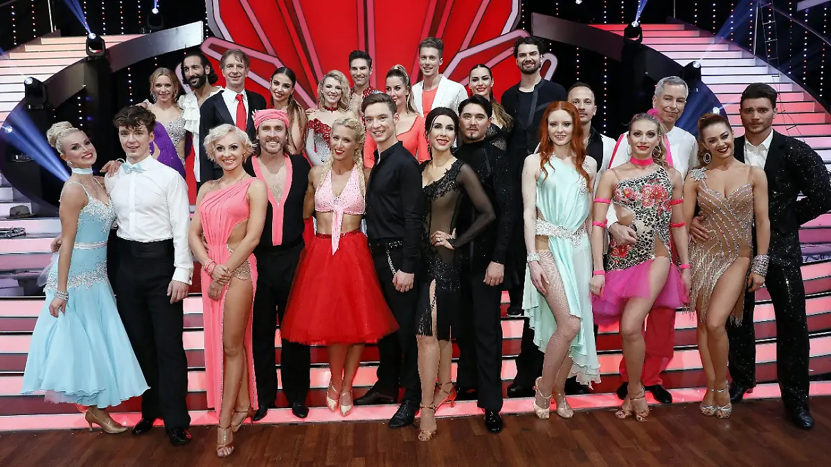 Diese 12 Paare sind in der nächsten Show am 06. April 2018 wieder dabei.
Verwendung der Bilder für Online-Medien ausschließlich mit folgender Verlinkung:'Alle Infos zu 'Let's Dance' im Special bei RTL.de: http://www.rtl.de/cms/sendungen/lets-dance.html