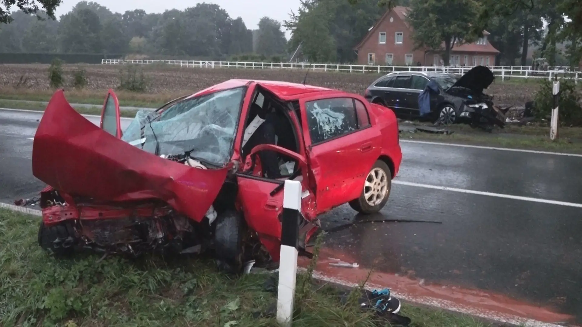 26.09.2022, Niedersachsen, Emstek: Zwei zerstörte Autos stehen nach einem Frontalzusammenstoß auf einer Straße. Bei einem Zusammenstoß zweier Autos bei Emstek ist ein 44-jähriger Autofahrer ums Leben gekommen. Die 34-jährige Fahrerin des anderen Autos und ein 30-jähriger Beifahrer des Todesopfers wurden bei der Kollision am späten Freitagnachmittag im Landkreis Cloppenburg schwer verletzt. Foto: Andre van Elten/261News /dpa +++ dpa-Bildfunk +++