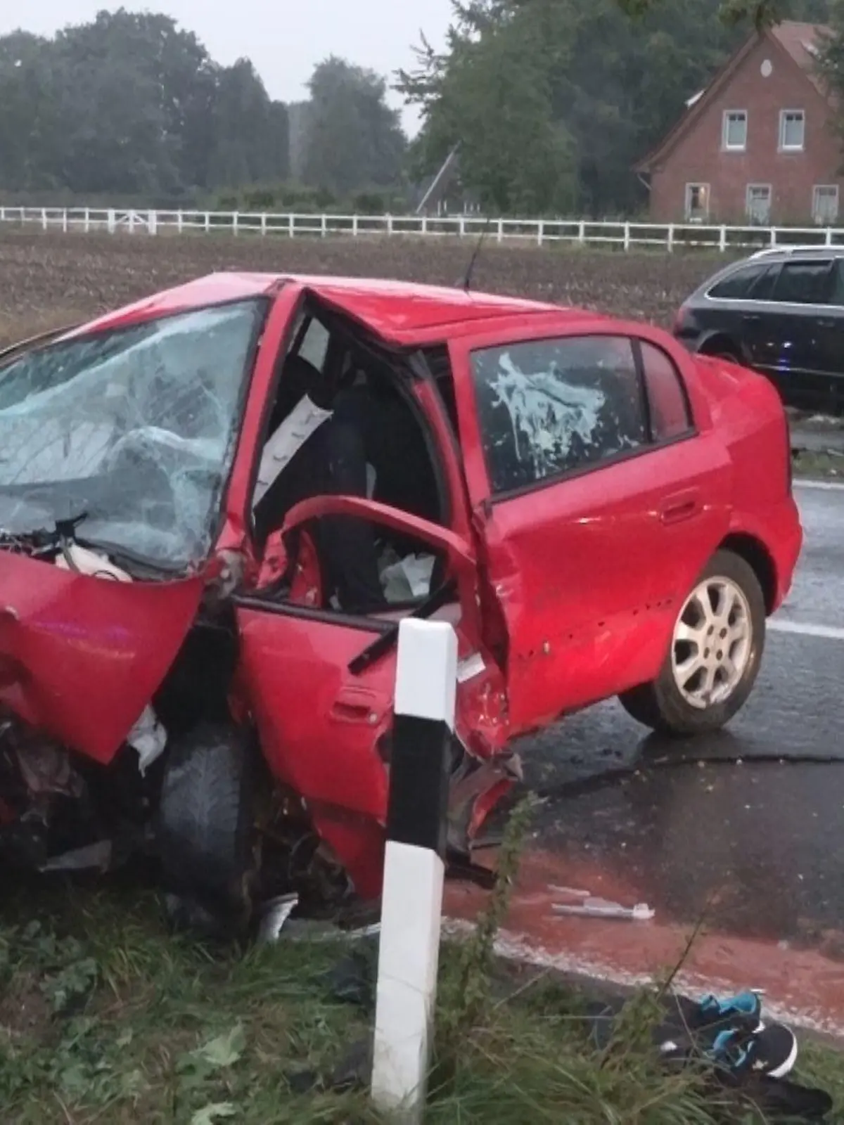 26.09.2022, Niedersachsen, Emstek: Zwei zerstörte Autos stehen nach einem Frontalzusammenstoß auf einer Straße. Bei einem Zusammenstoß zweier Autos bei Emstek ist ein 44-jähriger Autofahrer ums Leben gekommen. Die 34-jährige Fahrerin des anderen Autos und ein 30-jähriger Beifahrer des Todesopfers wurden bei der Kollision am späten Freitagnachmittag im Landkreis Cloppenburg schwer verletzt. Foto: Andre van Elten/261News /dpa +++ dpa-Bildfunk +++