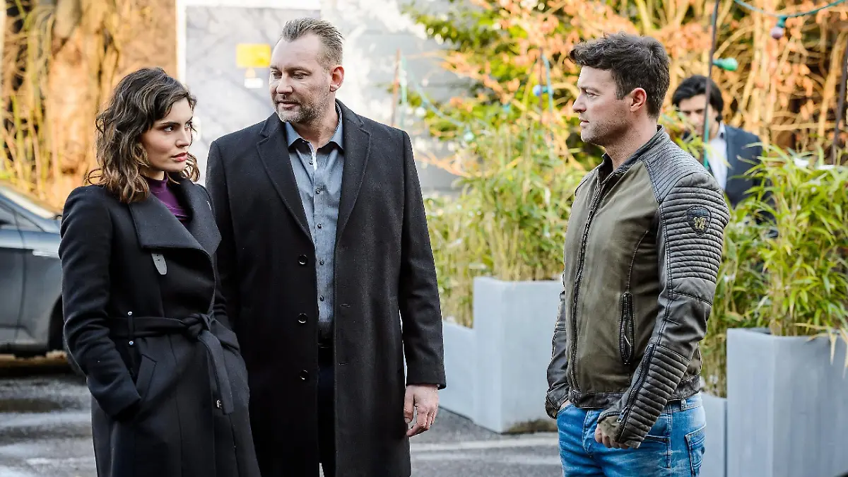 Ben (Jörg Rohde, 2.v.r.) fühlt sich für Ekaterina (Roni Zorina) verantwortlich und bemerkt besorgt, wie grob Rottmann (Marko Dyrlich, 2.v.l.) mit ihr umspringt. Maximilian (Francisco Medina) beobachtet das Geschehen aus dem Hintergrund.