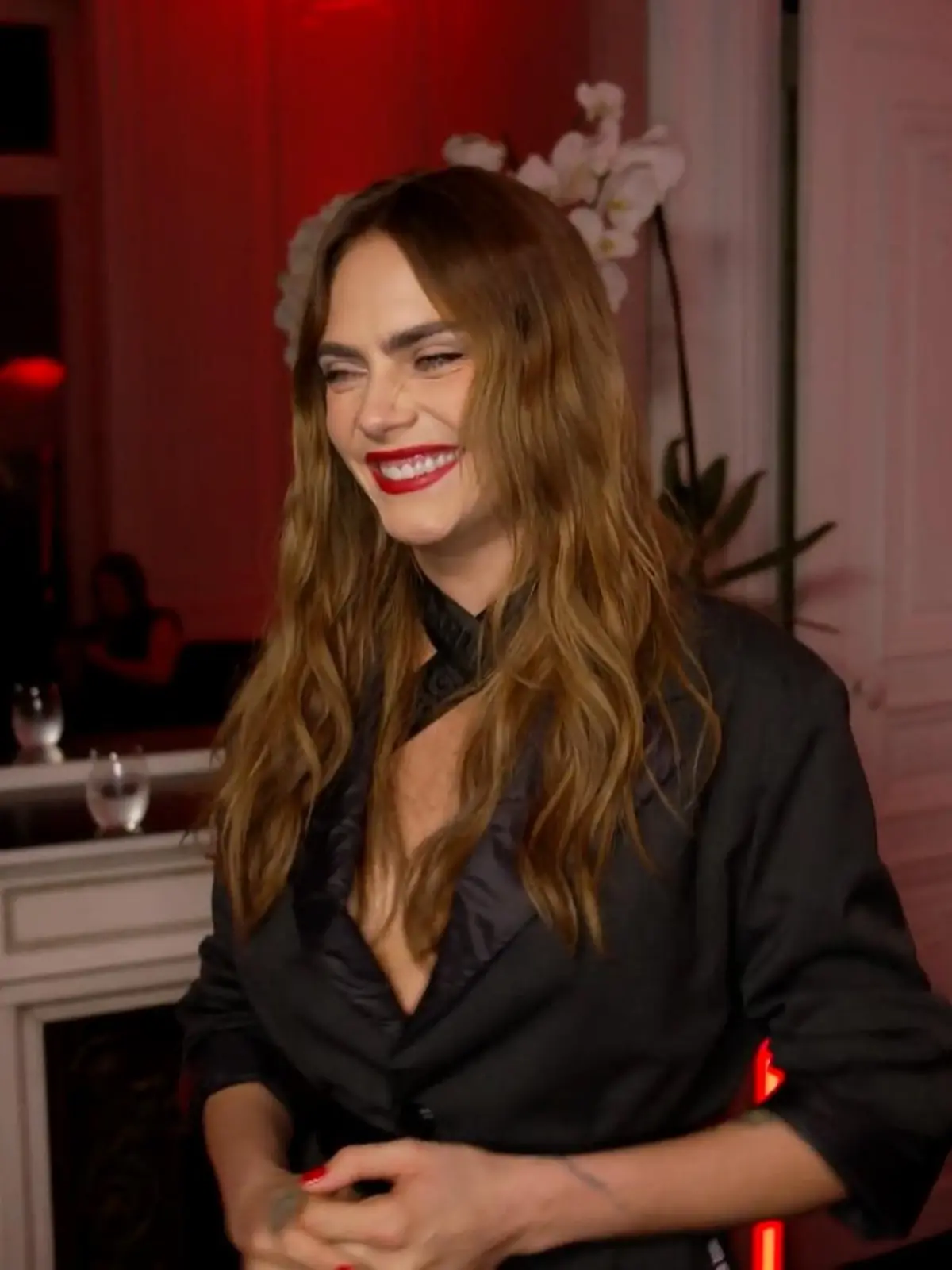 Bild zu: "Cara Delevingne zeigt sich im RTL-Interview topfit"