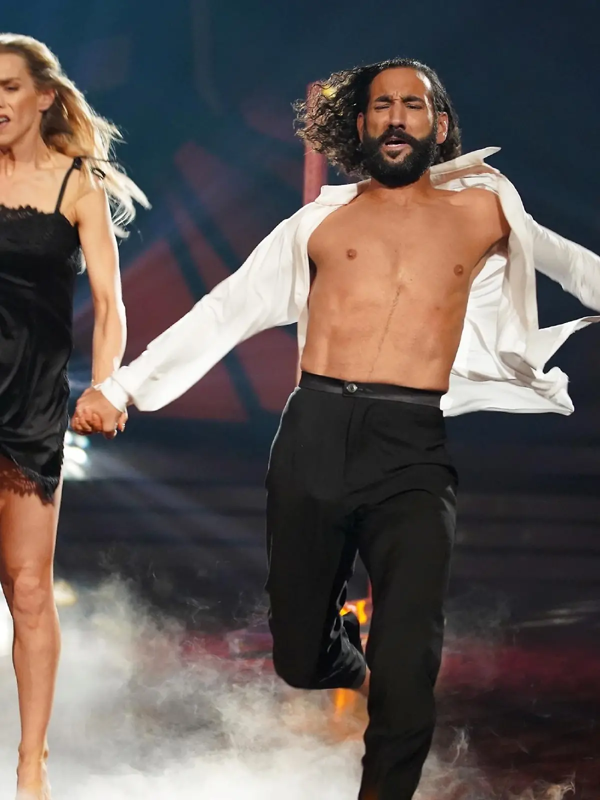 Julia Dietze und Massimo Sinató tanzen einen Contemporary.