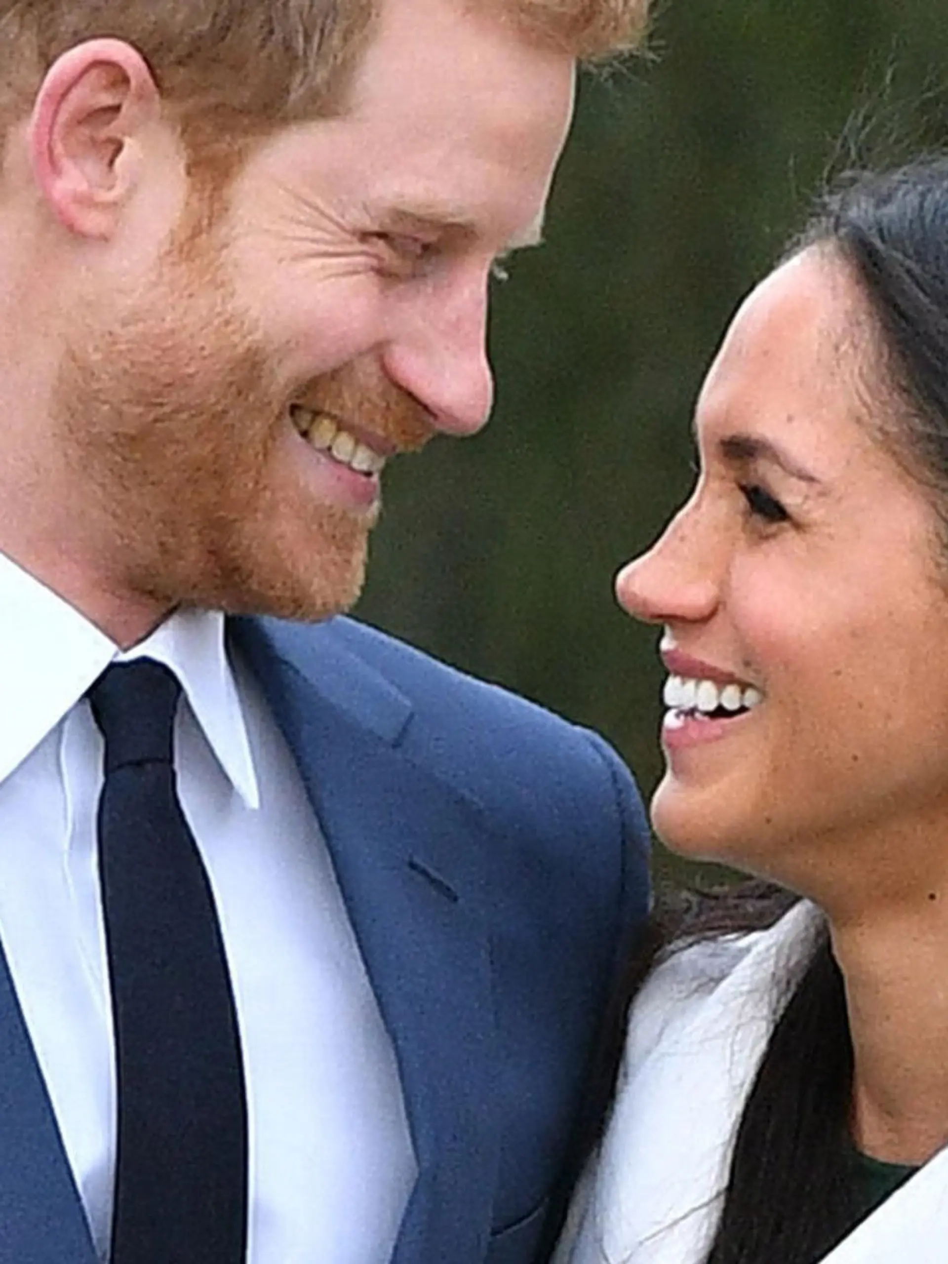 ARCHIV - ARCHIV - 27.11.2017, Großbritannien, London: Der britische Prinz Harry und die US-amerikanische Schauspielerin Meghan Markle nach Bekanntgabe ihrer Verlobung. (zum dpa Themenpaket vor der Hochzeit von Prinz Harry und Meghan Markle am 17.04.2018) Foto: Dominic Lipinski/PA Wire/dpa +++ dpa-Bildfunk +++