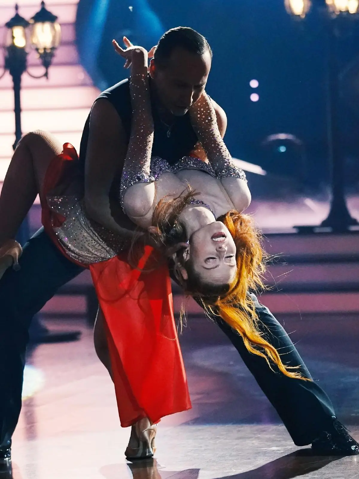 Barbara Meier und Sergiu Luca mit ihrem Freestyle.
Verwendung der Bilder für Online-Medien ausschließlich mit folgender Verlinkung:'Alle Infos zu 'Let's Dance' im Special bei RTL.de: http://www.rtl.de/cms/sendungen/lets-dance.html