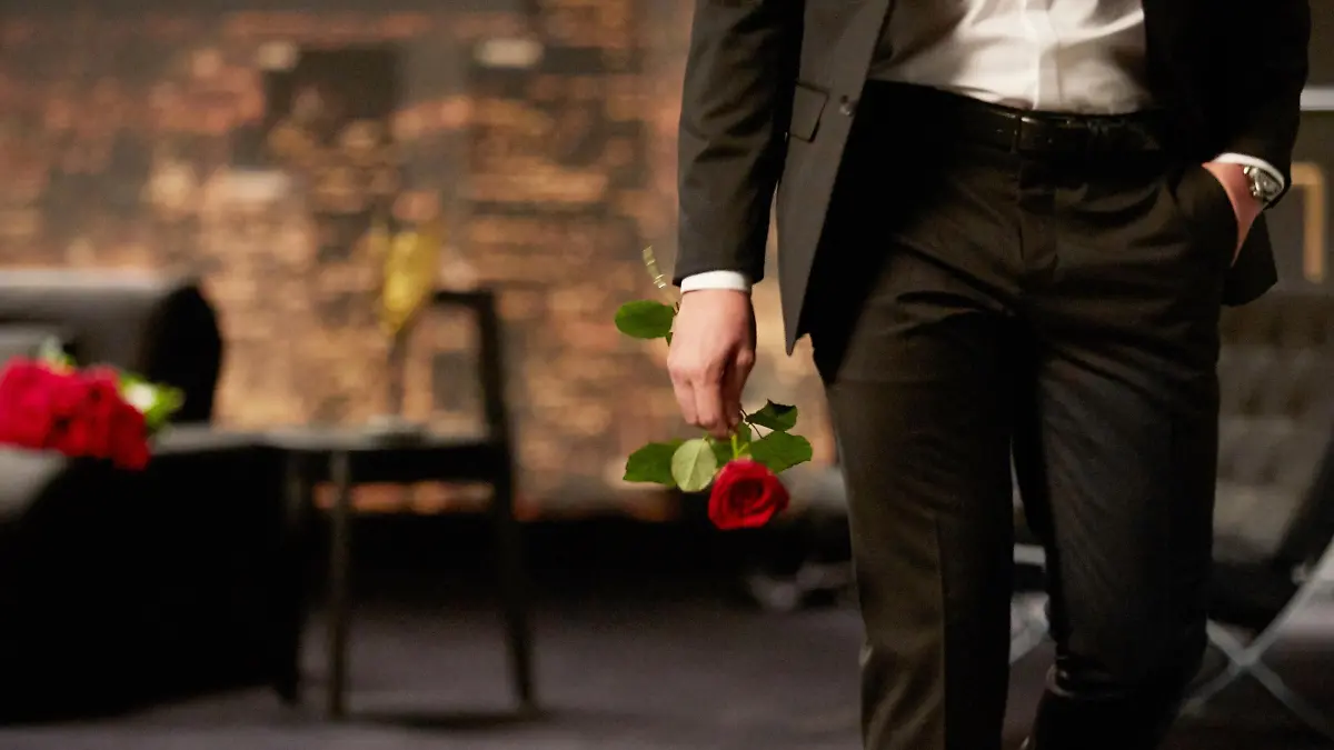 Der Bachelor hat die Qual der Wahl: Zu welchen romantischen Begegnungen wird es kommen? Welchen Damen gelingt es, die Konkurrenz auszustechen und den Bachelor um den Finger zu wickeln?
