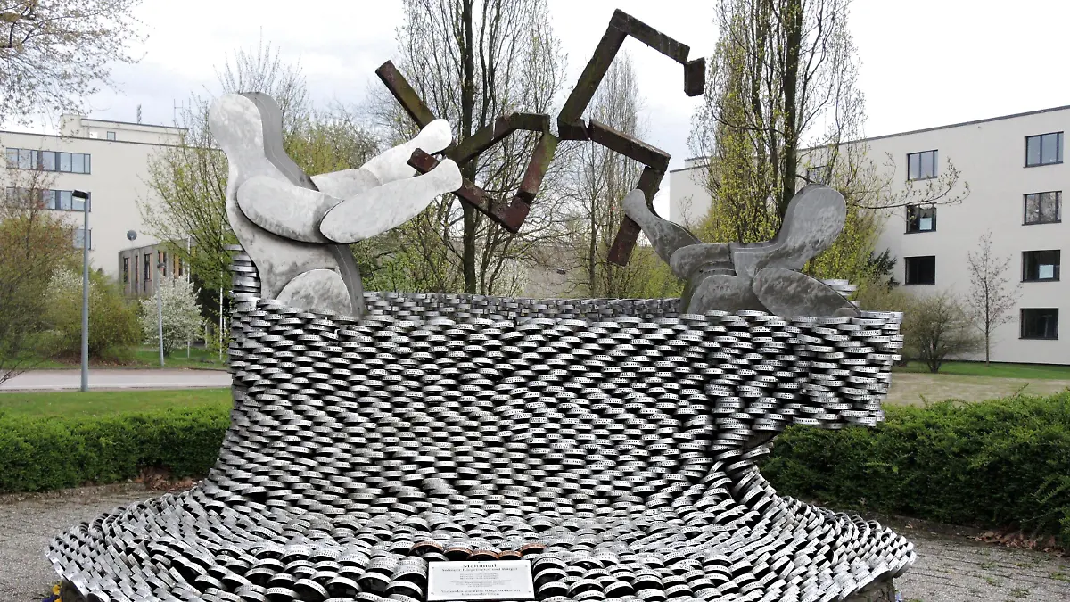 Bildnummer: 59676941 Datum: 29.04.2013 Copyright: imago/epd
Das Mahnmal für die Opfer eines Brandanschlags auf eine türkische Familie am 29.5.1993 in Solingen steht vor der Mildred-Scheel-Schule in Solingen (Foto vom 29.04.2013): Zwei große Metallfiguren, umrahmt von einem Wall aus handgroßen Metallringen, zerreißen ein Hakenkreuz. Jeder der mehr als 5.000 Ringe trägt einen Namen. Bei der Einweihung wurden die ersten fünf Ringe durch die Menge gegeben, sie tragen die Namen der fünf ermordeten Frauen und Kinder. Auch 20 Jahre nach dem Brandanschlag von Solingen ist das schlimmste fremdenfeindliche Verbrechen der Bundesrepublik nicht vergessen. Fünf Frauen und Mädchen kamen qualvoll ums Leben, als am 29. Mai 1993 vier junge Neonazis das Haus der türkischen Familie Genc in der Unteren Wernerstraße anzündeten. Gedenken an die Opfer des Solinger Brandanschlags von 1993 x0x xkg 2013 quer Anschlag Ausländerfeindlichkeit Brandanschlag Gedenken Gesellschaft Gewalt Migranten Neonazis Politik rechtsradikal Denkmal Mahnmal Mordanschlag Nazis Rechtsradikale
59676941 Date 29 04 2013 Copyright Imago epd the Memorial for the Victims a Fire attack on a Turkish Family at 29 5 1993 in Solingen is before the Mildred Scheel School in Solingen Photo of 29 04 2013 Two Size Metal figures framed from a Wall out rip a Swastika each the more as 5 000 Rings bears a Name at the Inauguration were the first five Rings through the Quantity given Them wear the Name the five Murdered Women and Children too 20 Years after the Arson attack from Solingen is the worst xenophobic Crime the Federal not forget five Women and Girl Kamen painful ums Life as at 29 May 1993 four Boy Neo-Nazis the House the Turkish Family Genc in the lower Remembrance to the Victims the Solingen Fire attack from 1993 x0x xkg 2013 horizontal Stop Xenophobia Arson attack Remembrance Society Violence Migrants Neo-Nazis politics rechtsradikal Monument Memorial Assassination attempt Nazis Right-wing extremists