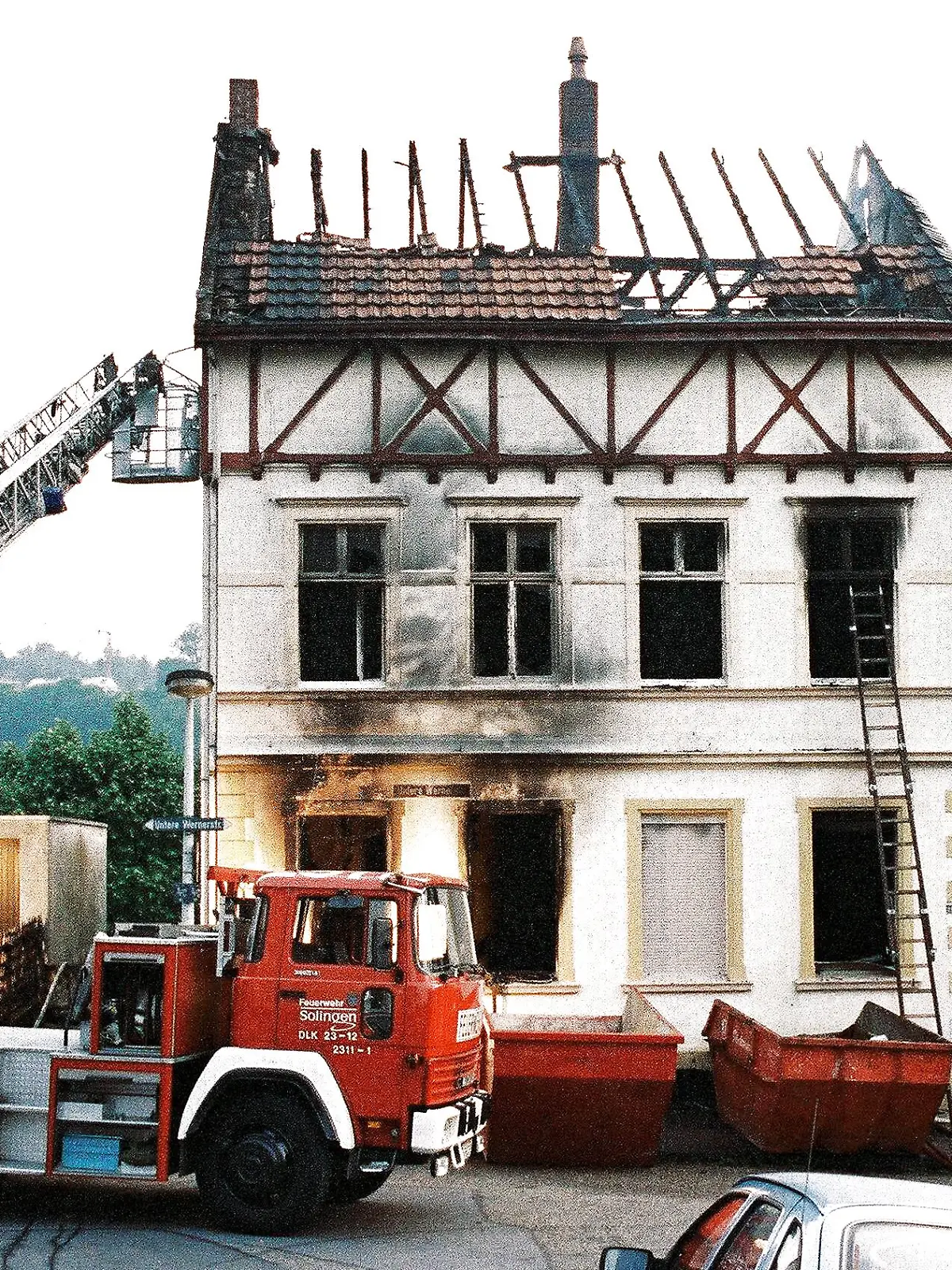 Brandanschlag - Löschfahrzeug vor dem abgebrannten Haus der türkischen Familie Genc in Solingen  