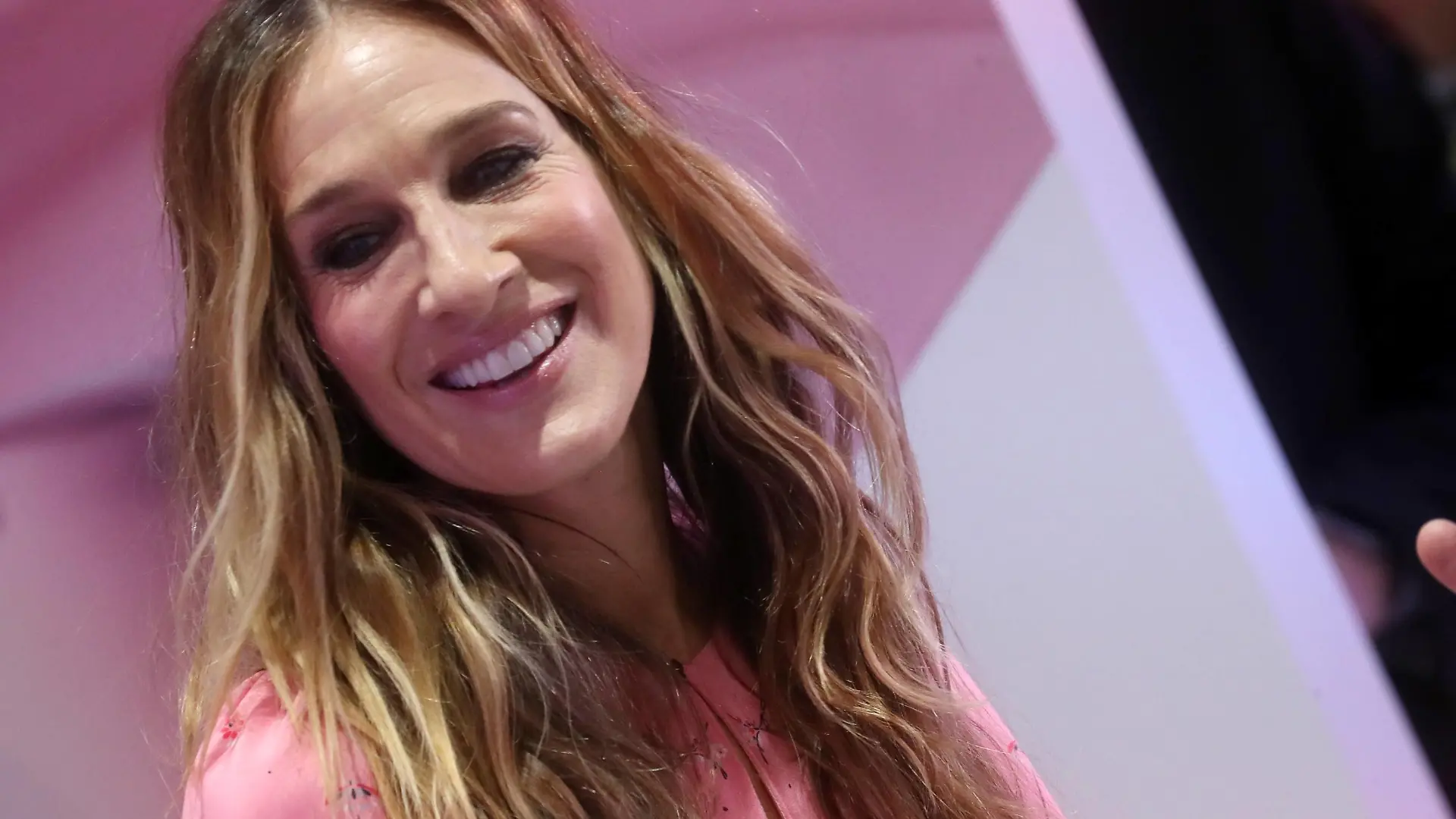 MOSCOW, RUSSIA - NOVEMBER 16, 2017: Actress Sarah Jessica Parker seen during a signing session after a presentation of her new perfume Stash Priva SJP in a L Etoile shop at the Yevropeysky shopping centre. Vyacheslav Prokofyev/TASS PUBLICATIONxINxGERxAUTxONLY TS0696B6