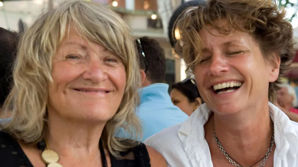 HANDOUT - 07.06.2018, Nordrhein-Westfalen, Köln: Alice Schwarzer (r) und Bettina Flitner. Alice Schwarzer hat mit 75 Jahren geheiratet - die fast 20 Jahre jüngere Fotografin Bettina Flitner (56). Auf ihrer Website teilte Deutschlands bekannteste Feministin am Donnerstag mit: «Meine langjährige Lebensgefährtin, die Fotografin Bettina Flitner, und ich haben am 2. Juni 2018 geheiratet.» Darüber hinaus will Schwarzer keine Details bekanntgeben. Sie bitte, ihre Privatsphäre zu respektieren, teilte eine Sprecherin in Köln mit. Foto: ---/privat/dpa - ACHTUNG: Nur zur redaktionellen Verwendung und nur mit vollständiger Nennung des vorstehenden Credits +++ dpa-Bildfunk +++