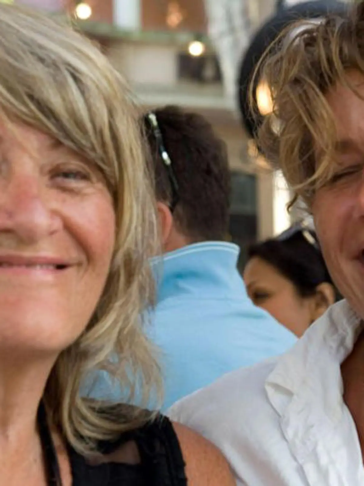 HANDOUT - 07.06.2018, Nordrhein-Westfalen, Köln: Alice Schwarzer (r) und Bettina Flitner. Alice Schwarzer hat mit 75 Jahren geheiratet - die fast 20 Jahre jüngere Fotografin Bettina Flitner (56). Auf ihrer Website teilte Deutschlands bekannteste Feministin am Donnerstag mit: «Meine langjährige Lebensgefährtin, die Fotografin Bettina Flitner, und ich haben am 2. Juni 2018 geheiratet.» Darüber hinaus will Schwarzer keine Details bekanntgeben. Sie bitte, ihre Privatsphäre zu respektieren, teilte eine Sprecherin in Köln mit. Foto: ---/privat/dpa - ACHTUNG: Nur zur redaktionellen Verwendung und nur mit vollständiger Nennung des vorstehenden Credits +++ dpa-Bildfunk +++