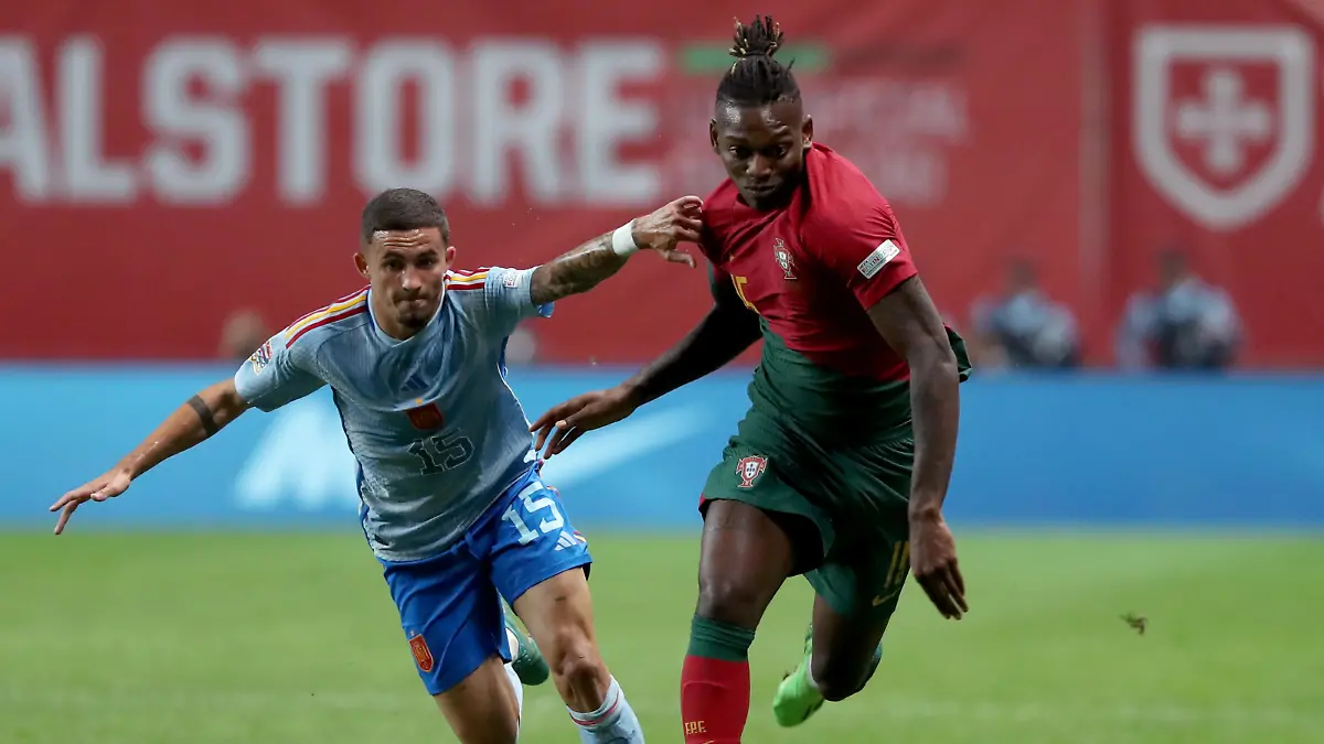 (220928) -- LISBON, Sept. 28, 2022 (action press/Xinhua) -- Rafael Leao (R) of Portugal vies with Yeremy Pino of Spain during the League A Group 2 match at the 2022 UEFA Nations League in Lisbon, Portugal, Sept. 27, 2022. (Photo by Pedro Fiuza/action press/Xinhua) / action press