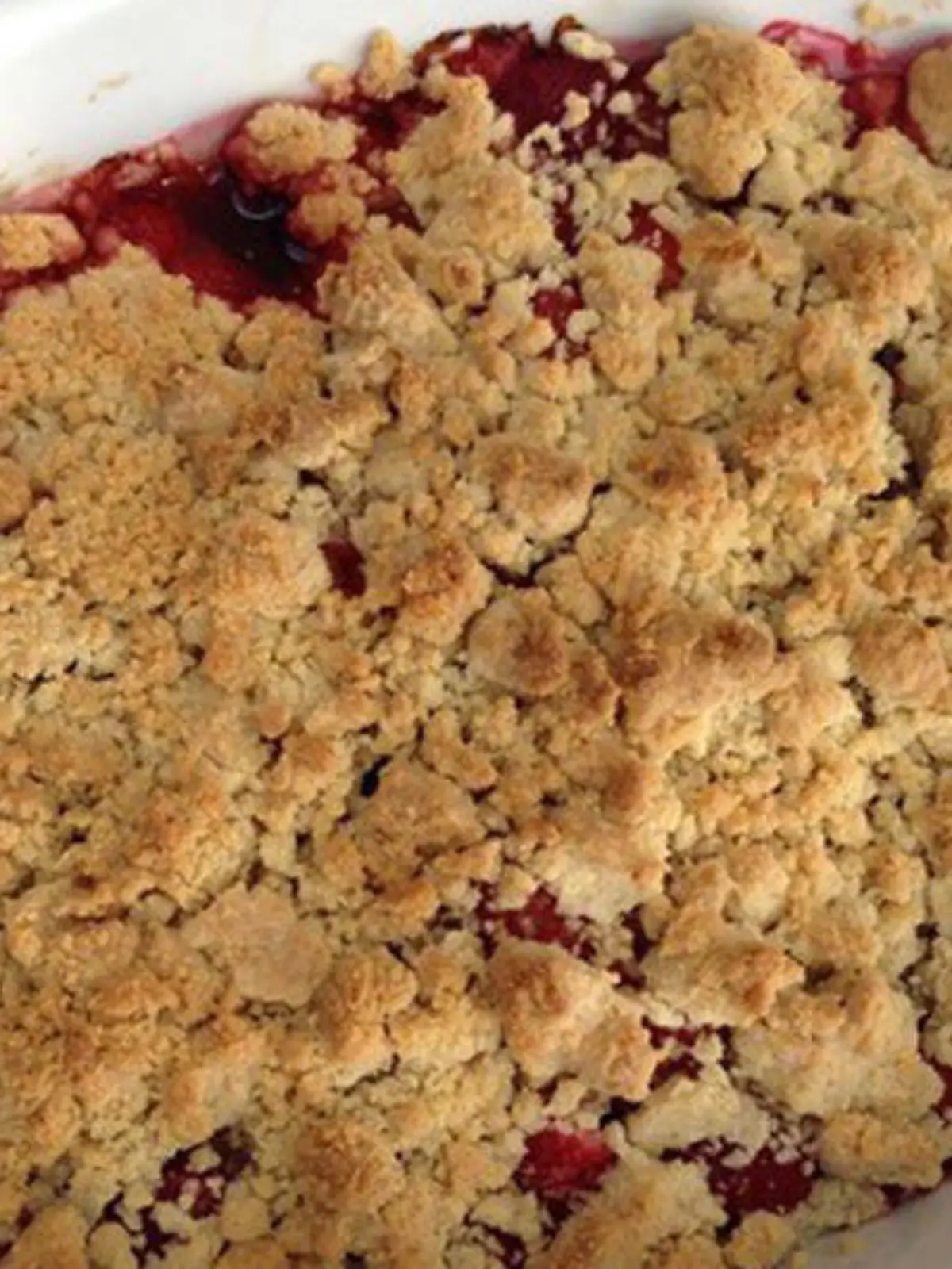 Erdbeer- und Rote-Beeren-Crumble