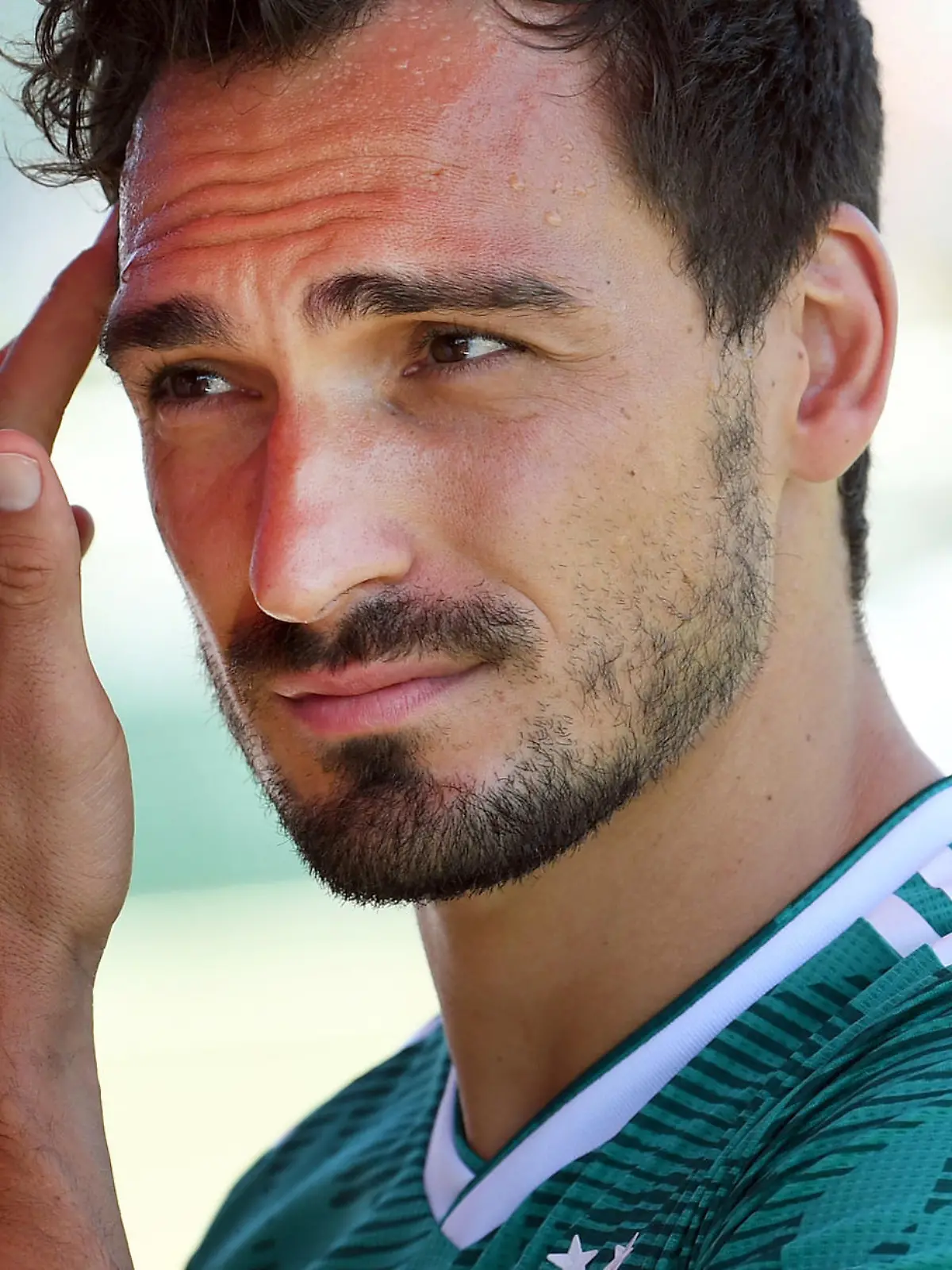 21.06.2018, Russland, Sotschi: Fußball, WM, Nationalmannschaft, Deutschland, Teamquartier. Mats Hummels spricht in der Mixed Zone vor dem Training. Foto: Ina Fassbender/dpa +++ dpa-Bildfunk +++
