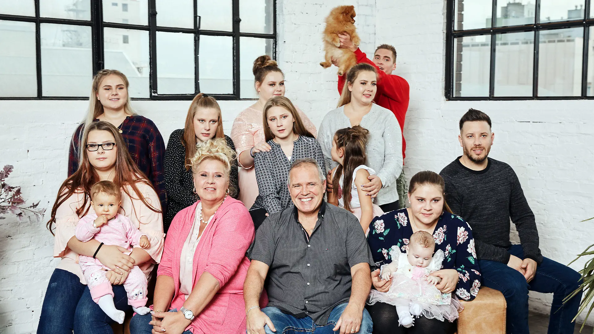 HANDOUT - 19.10.2019, ---: Calantha mit Cathaleya (vorn, l-r), Silvia, Harald und Sylvana mit Anastasia, sowie  Estefania (Mitte, l-r), Lavinia, Loredana, Celina-Sophie und Florian und  Sarah-Jane (hinten, l-r), Sarafina und Peter
beim Familienfoto für die Dokusoap «Die Wollnys - Eine schrecklich große Familie». Deutschlands bekannteste Großfamilie ist zurück. RTLzwei zeigt ab 16. September neue Folgen. Es ist die zwölfte Staffel über die 14 Menschen unter einem Dach. (zu dpa "Im Führerschein-Fieber: Die Wollnys kommen zurück") Foto: Per Florian Appelgren/RTLZWEI/dpa - ACHTUNG: Nur zur redaktionellen Verwendung im Zusammenhang mit einer Berichterstattung über "Die Wollnys - Eine schrecklich große Familie" und nur mit vollständiger Nennung des Credits +++ dpa-Bildfunk +++