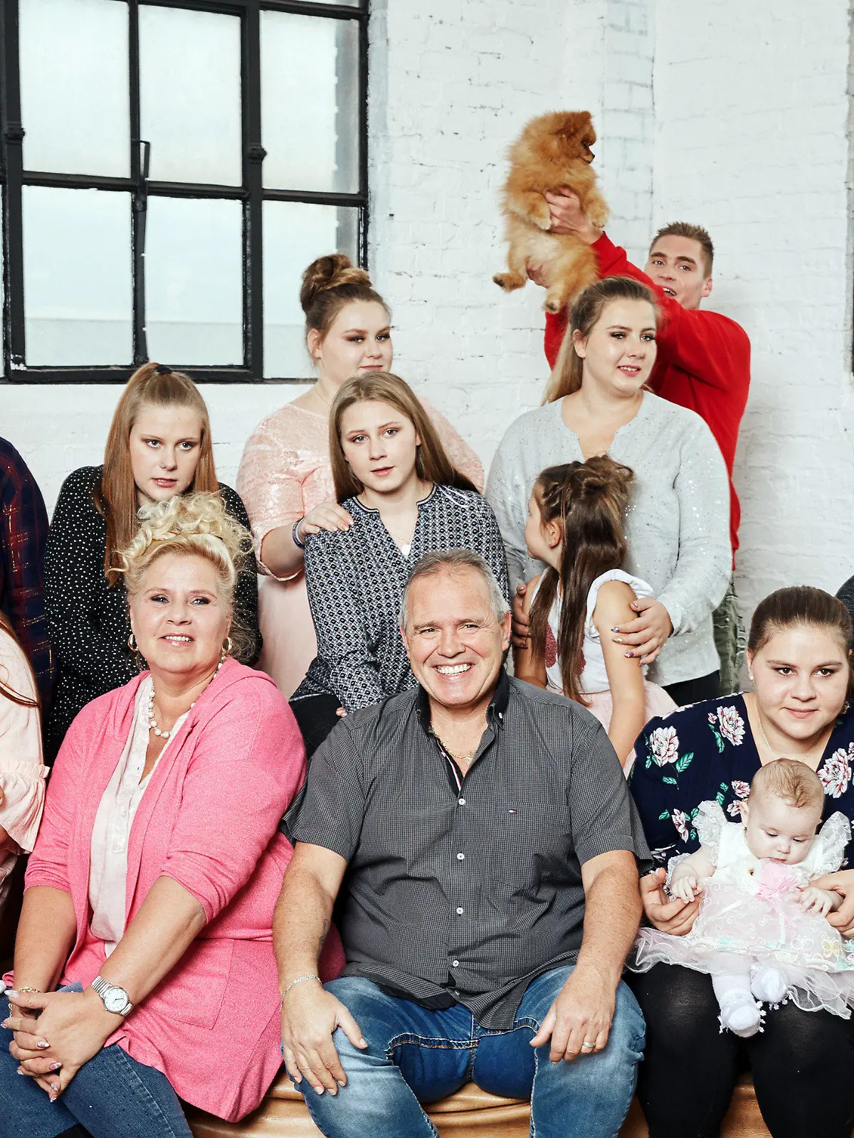 HANDOUT - 19.10.2019, ---: Calantha mit Cathaleya (vorn, l-r), Silvia, Harald und Sylvana mit Anastasia, sowie  Estefania (Mitte, l-r), Lavinia, Loredana, Celina-Sophie und Florian und  Sarah-Jane (hinten, l-r), Sarafina und Peter
beim Familienfoto für die Dokusoap «Die Wollnys - Eine schrecklich große Familie». Deutschlands bekannteste Großfamilie ist zurück. RTLzwei zeigt ab 16. September neue Folgen. Es ist die zwölfte Staffel über die 14 Menschen unter einem Dach. (zu dpa "Im Führerschein-Fieber: Die Wollnys kommen zurück") Foto: Per Florian Appelgren/RTLZWEI/dpa - ACHTUNG: Nur zur redaktionellen Verwendung im Zusammenhang mit einer Berichterstattung über "Die Wollnys - Eine schrecklich große Familie" und nur mit vollständiger Nennung des Credits +++ dpa-Bildfunk +++
