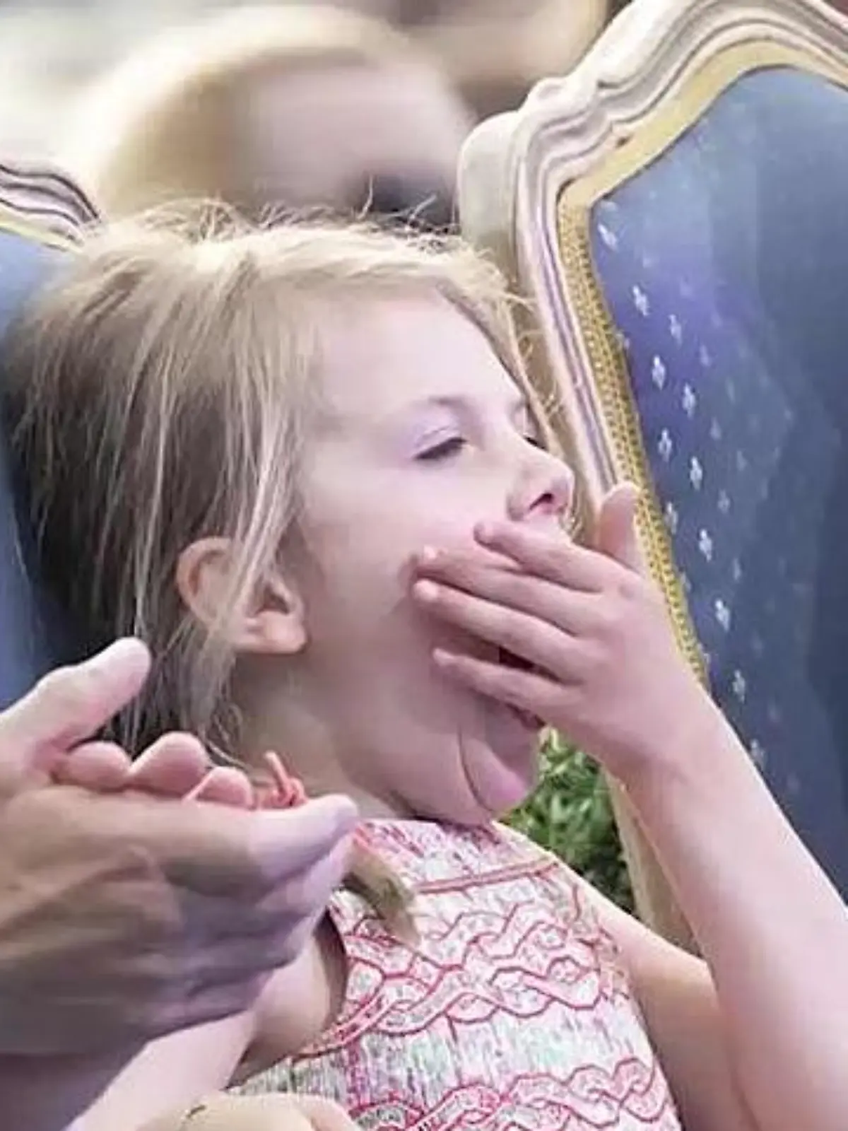 Prinzessin Estelle hundemüde bei den Feierlichkeiten zu Mama Victorias Geburtstag