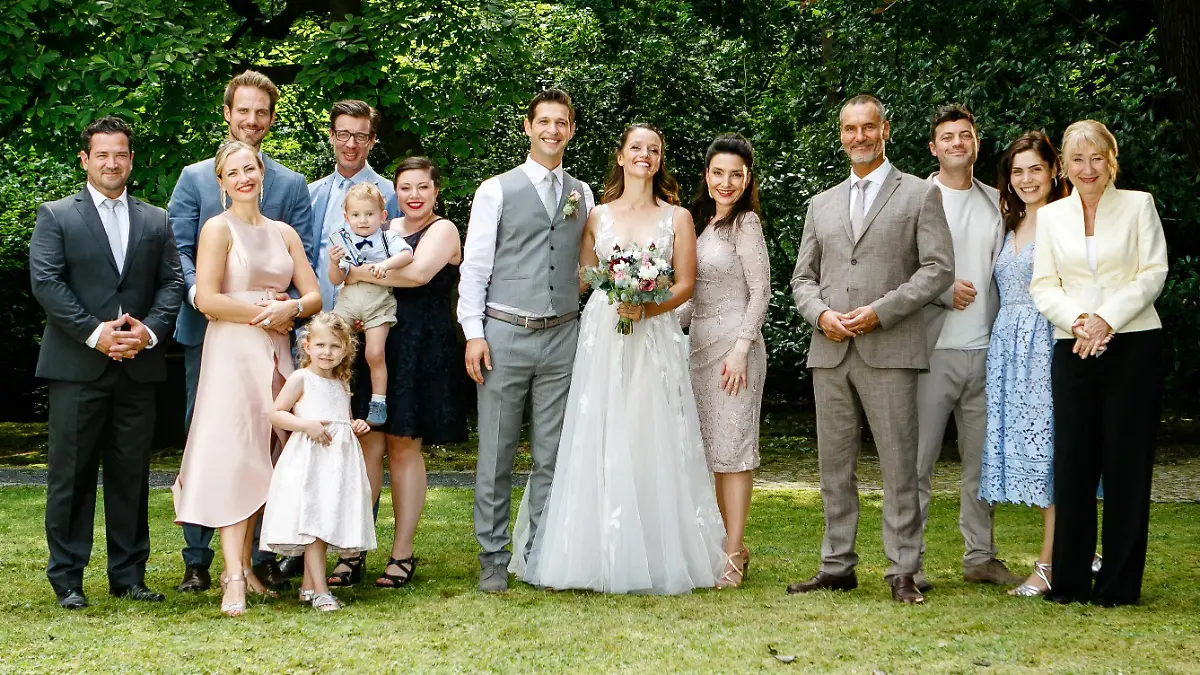 V.l.: Marian (Sam Eisenstein), Isabelle (Ania Niedieck) mit Annabel, Damian (Christian Feist), Christoph (Lars Korten), Vanessa (Julia Augustin) mit Henry, Deniz (Igor Dolgatschew) und Jenny (Kaja Schmidt-Tychsen), Simone (Tatjana Clasing), Richard (Silvan-Pierre Leirich), Ben (Jörg Rohde), Ekaterina (Roni Zorina), Frau Scholz (Inge Brings)