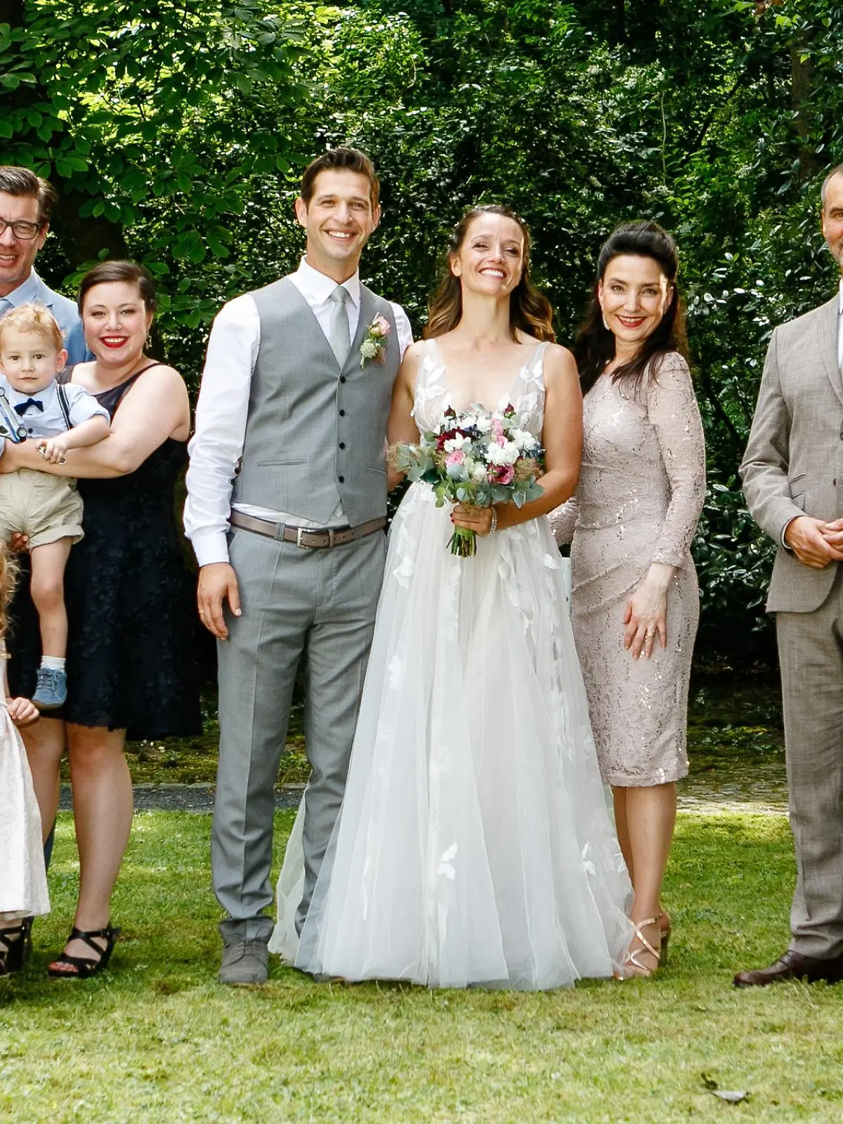 V.l.: Marian (Sam Eisenstein), Isabelle (Ania Niedieck) mit Annabel, Damian (Christian Feist), Christoph (Lars Korten), Vanessa (Julia Augustin) mit Henry, Deniz (Igor Dolgatschew) und Jenny (Kaja Schmidt-Tychsen), Simone (Tatjana Clasing), Richard (Silvan-Pierre Leirich), Ben (Jörg Rohde), Ekaterina (Roni Zorina), Frau Scholz (Inge Brings)