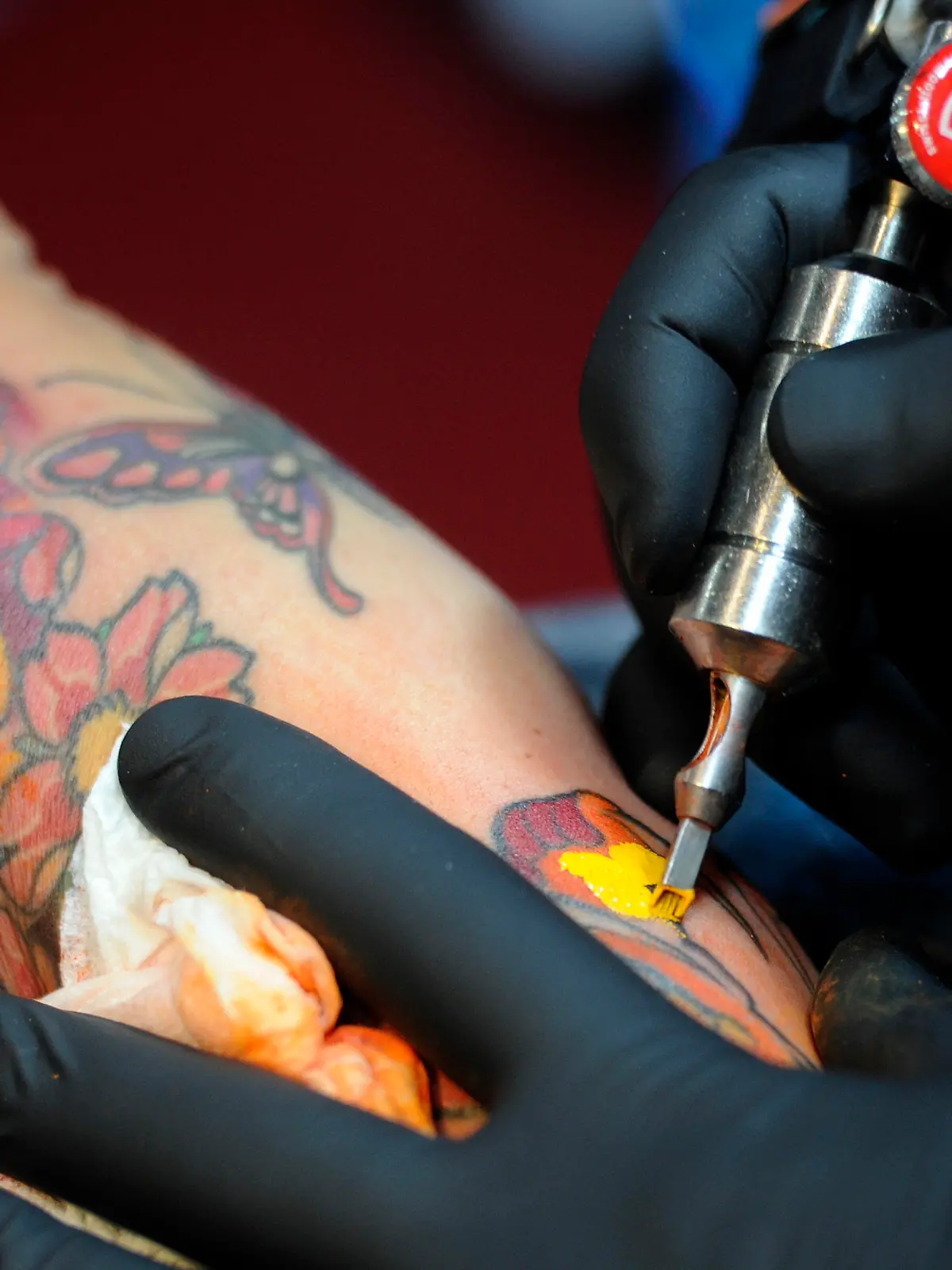 ARCHIV - Ein Tätowierer sticht am 14.06.2013 auf der "Tattoo & Piercing Convention" in Dortmund (Nordrhein-Westfalen) ein Tattoo. Tattoos am Hals, an den Händen und im Gesicht sind für rheinland-pfälzische Polizisten schon seit langem tabu. Foto: Marius Becker/dpa (zu dpa "Tattoo-Regeln gelten für rheinland-pfälzische Polizei seit langem" vom 27.10.2013) +++(c) dpa - Bildfunk+++