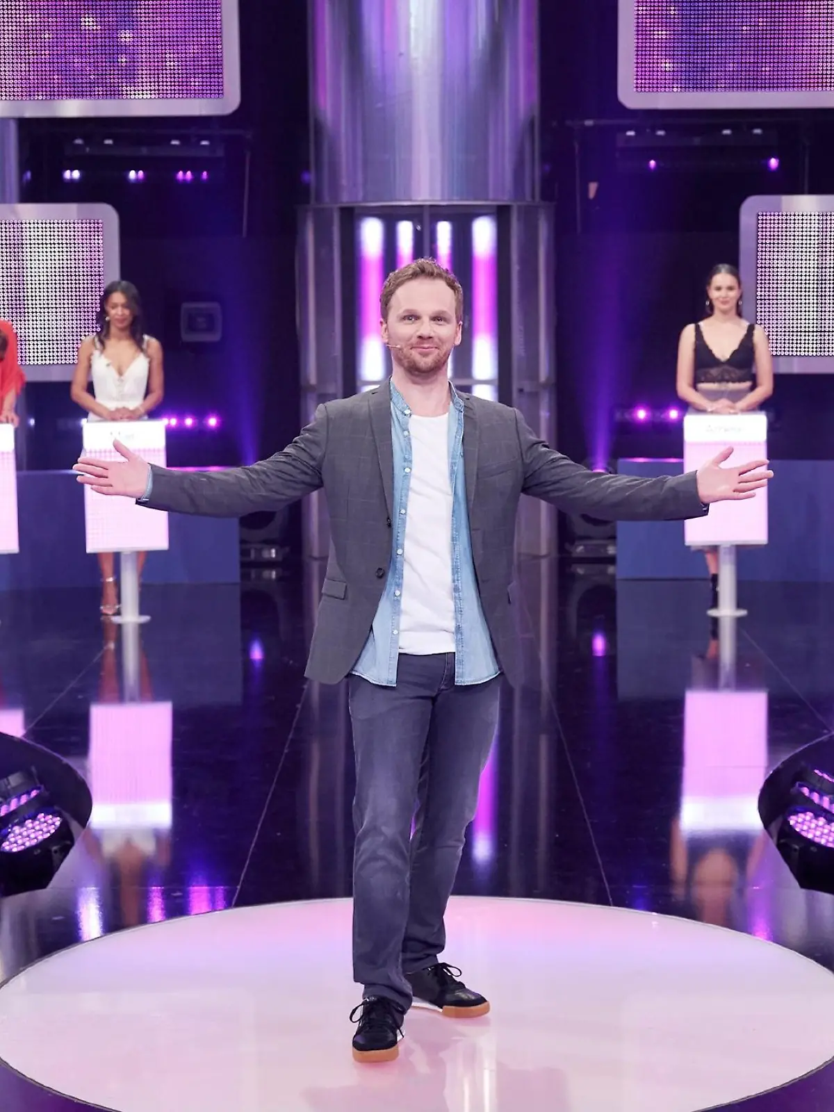 Moderator Ralf Schmitz präsentiert die temporeiche Single-Show, in der sich ein Mann 30 attraktiven Ladies stellt, um sie von sich zu überzeugen. Bleiben am Ende mehr als zwei Frauen übrig, kann sich der Mann seine zwei Favoritinnen auswählen, um sich dann für seine Herz-Dame zu entscheiden.
