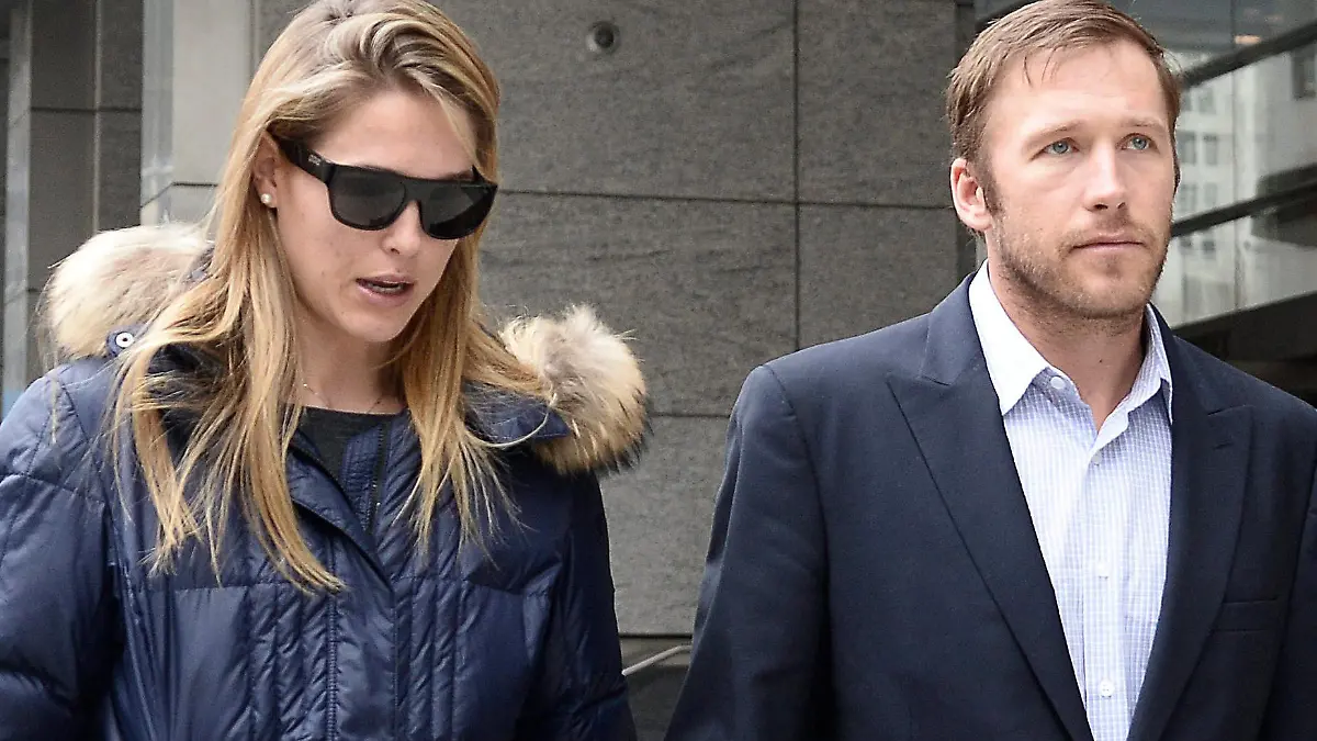 ARCHIV - 07.04.2014, USA, New York: Bode Miller (r), ehemaliger Skirennläufer, und seine Frau Morgan Beck Miller verlassen ein Gerichtsgebäude. (zu dpa: "Ehefrau von Bode Miller veröffentlicht Botschaft an tote Tochter" vom 18.08.2018) Foto: Andrew Gombert/EPA/dpa +++ dpa-Bildfunk +++
