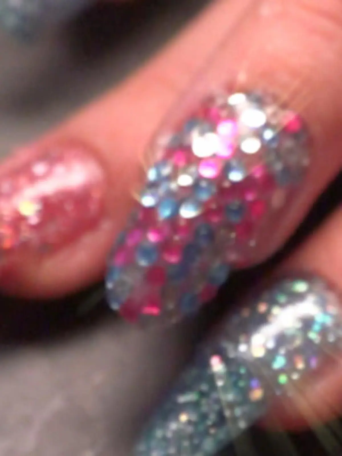 Es sind schockierende Bilder, die bei TikTok viral gehen: Eine Nageldesignerin zeigt absolute Horrornägel mit denen ihre Kundinnen sie konfrontieren. Nägel daumendick, rausgewachsen und abgebrochen. Gel-Nägel können Risiken bergen. Werden sie nicht vernünftig gemacht, kann ein Pilz entstehen. Im Video zeigen wir, wie Sie sich schützen können.