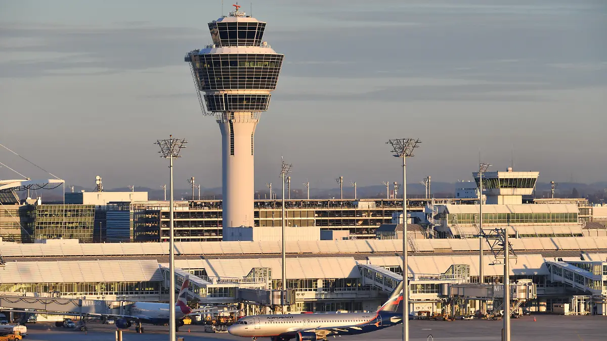 Blick auf das Terminal 1 mit Tower, Flugverkehr,fliegen.Luftfahrt. Franz Josef Strauss Flughafen in Muenchen.Munich.