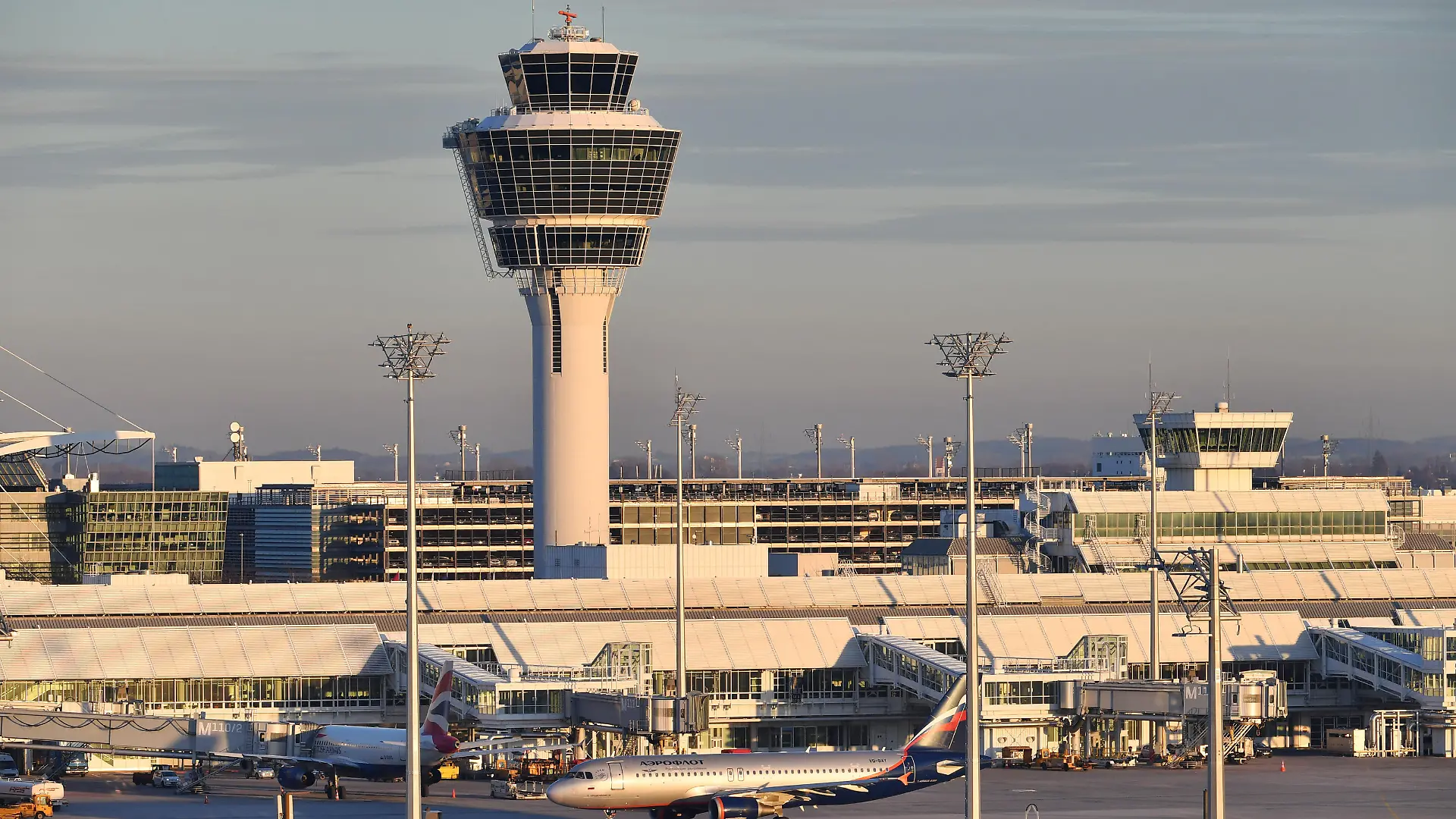 Blick auf das Terminal 1 mit Tower, Flugverkehr,fliegen.Luftfahrt. Franz Josef Strauss Flughafen in Muenchen.Munich.
