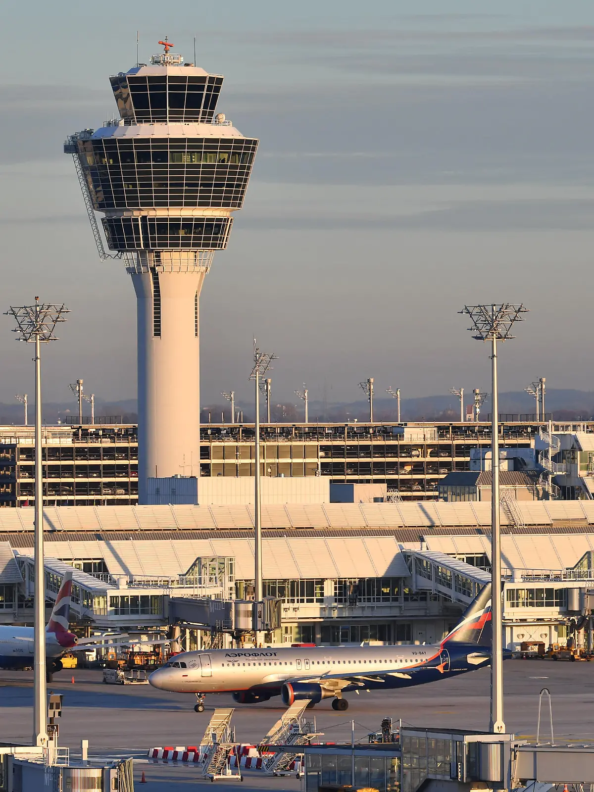 Blick auf das Terminal 1 mit Tower, Flugverkehr,fliegen.Luftfahrt. Franz Josef Strauss Flughafen in Muenchen.Munich.