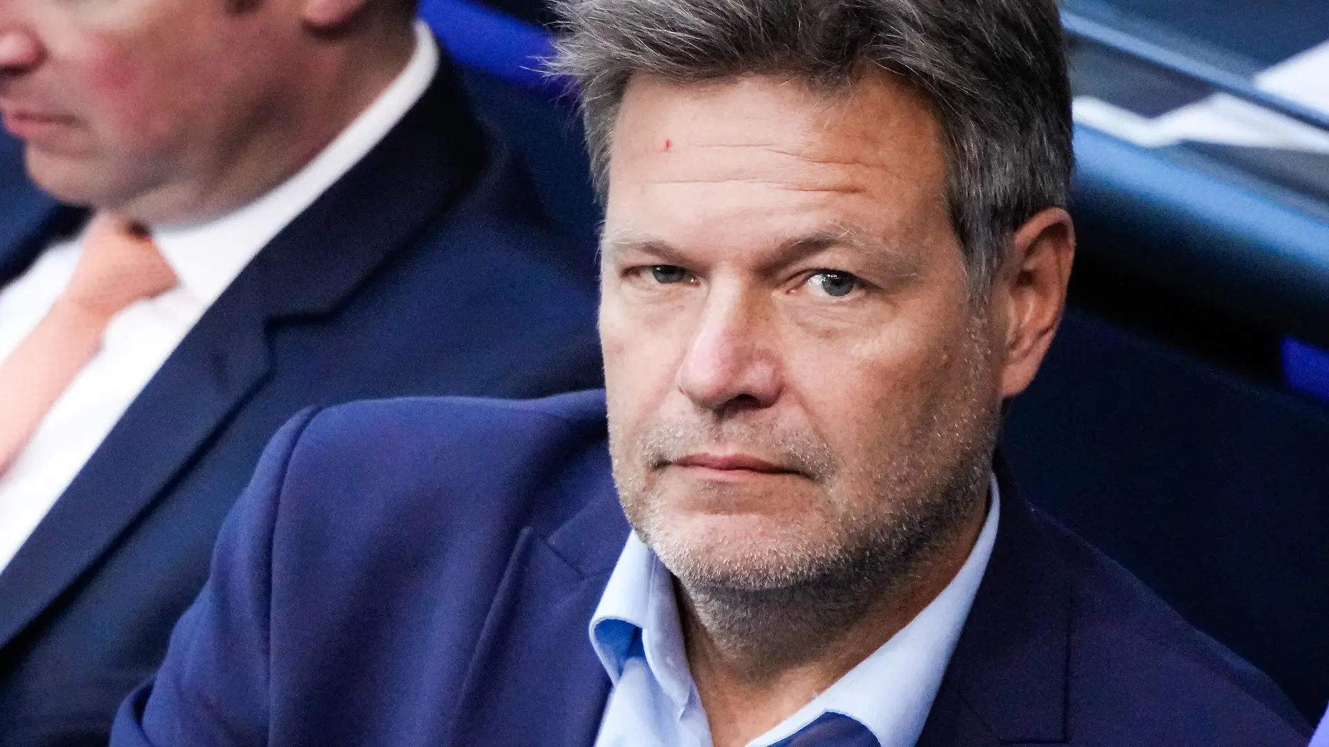 News Bilder des Tages 54. Bundestagssitzung und Debatte Aktuell,22.09.2022 Berlin, Wirtschafts- und Klimaminister Robert Habeck Gruene im Portrait mit Blick in die Kamera auf der Regierungsbank bei der Debatte Aktuelle Stunde - Gewaehrleistung der Energieversorgung bei der 54. Sitzung des Deutschen Bundestag in Berlin Berlin Berlin Deutschland *** 54 Bundestag session and debate Current,22 09 2022 Berlin, economy and climate minister Robert Habeck Gruene in portrait looking into the camera on the government bench during the debate Current hour Gewaehrleistung der Energieversorgung at the 54 session of the German Bundestag in Berlin Berlin Germany