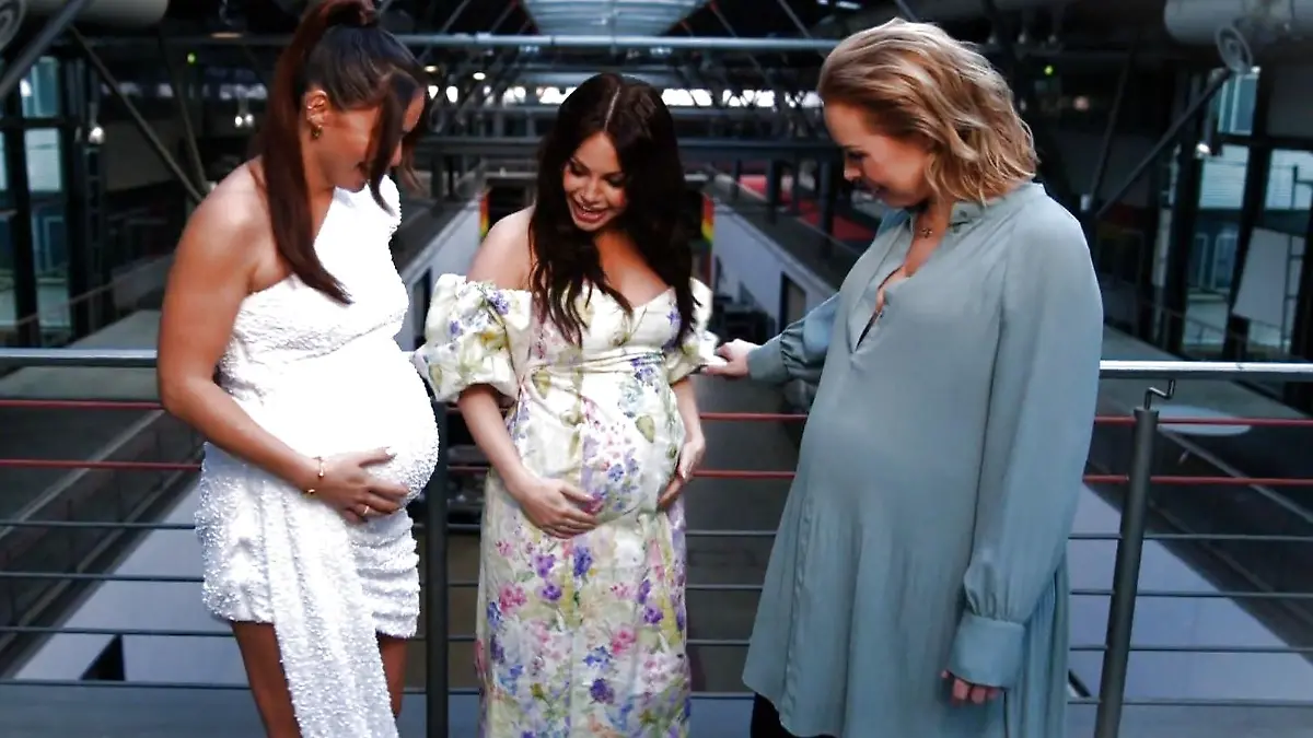 Bäuche-Vergleich! Die „Let’s Dance“-Profitänzerinnen Renata Lusin, Christina Hänni und Isabel Edvardsson sind im totalen Baby-Fieber.